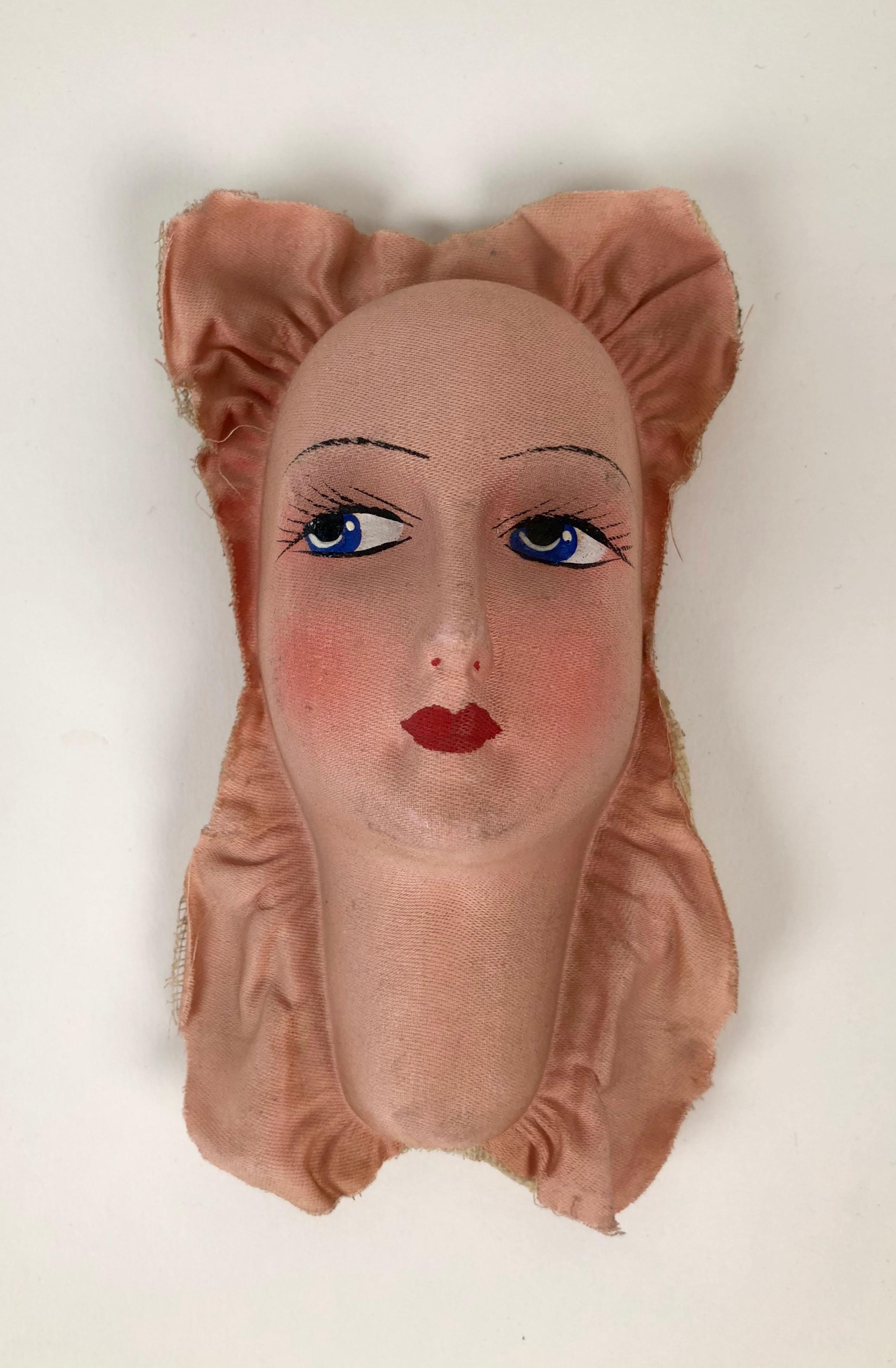 Was für eine wunderbare Entdeckung, seltene Pierrot-Puppengesichter aus den 1920er Jahren. Alle drei Stücke sind in sehr gutem Zustand mit kleinen altersbedingten Mängeln. Diese Stoffmasken wurden für Boudoir-Kissen, Handtaschen und Kleidung