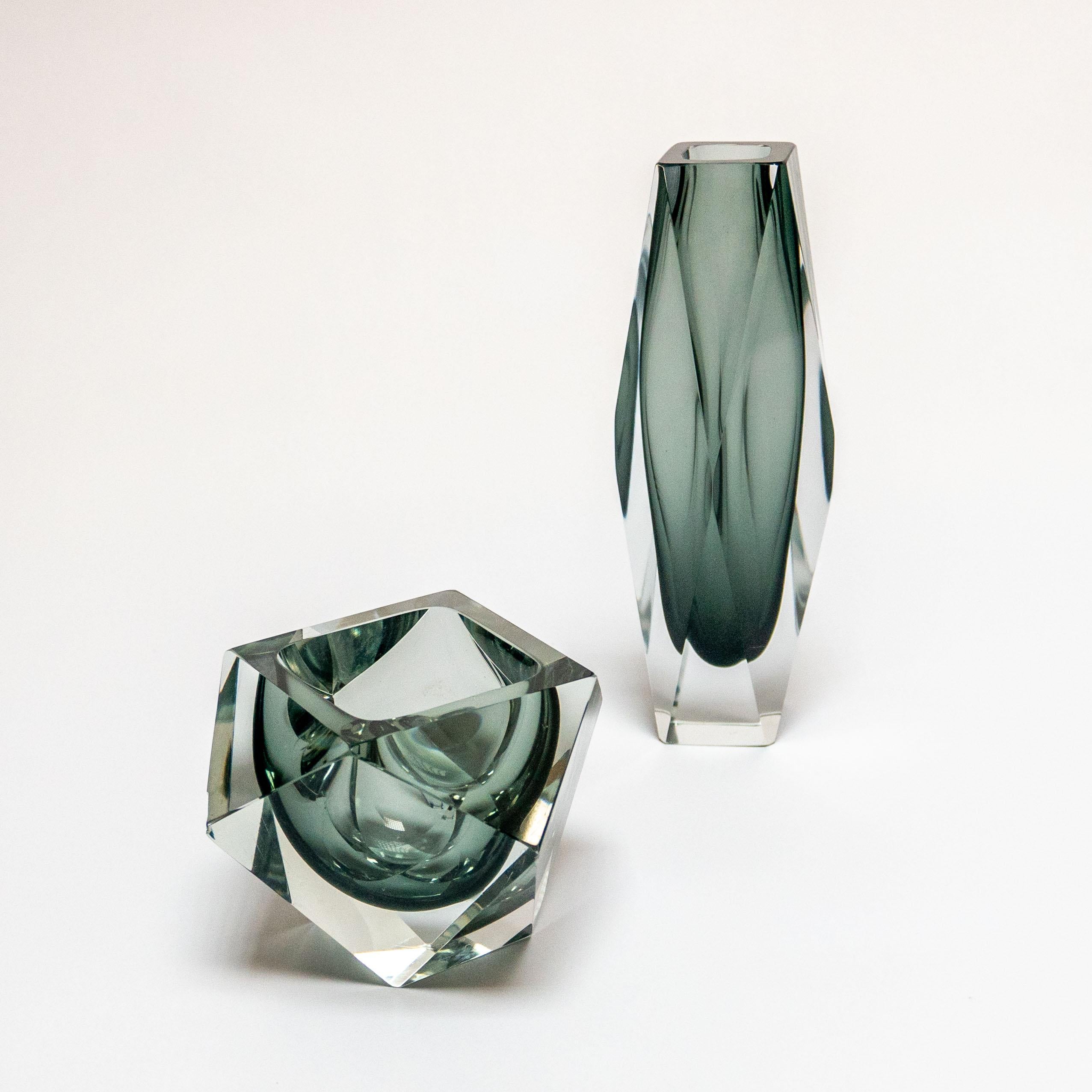 Le grand savoir-faire des artisans de Murano se manifeste de différentes manières. Certains sont capables de souffler, d'autres peuvent créer à main levée des sculptures et des bols élaborés, et enfin certains maîtrisent la technique du façonnage et