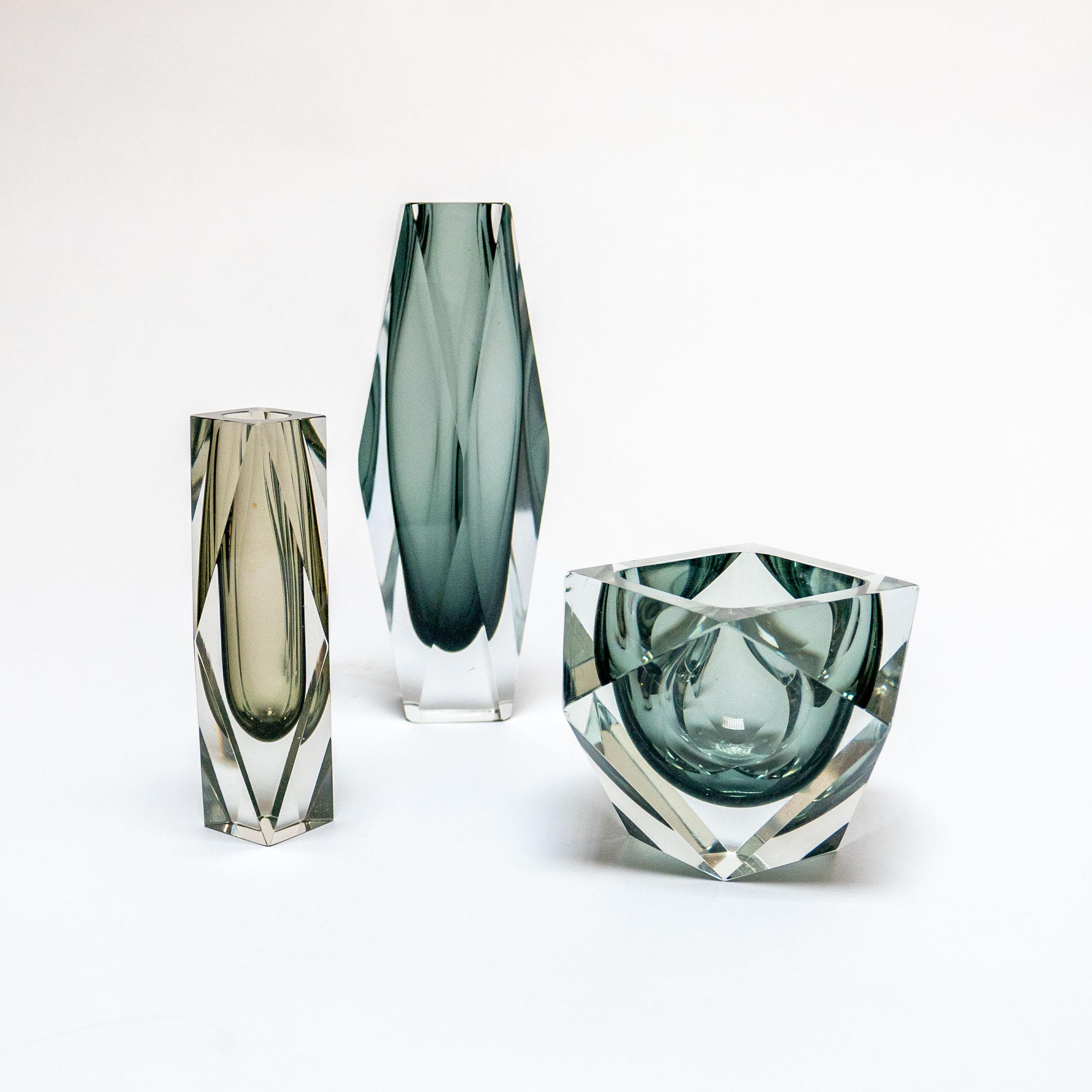 Milieu du XXe siècle Ensemble de trois vases géométriques en verre de Murano, gris et noir, Flavio Poli en vente