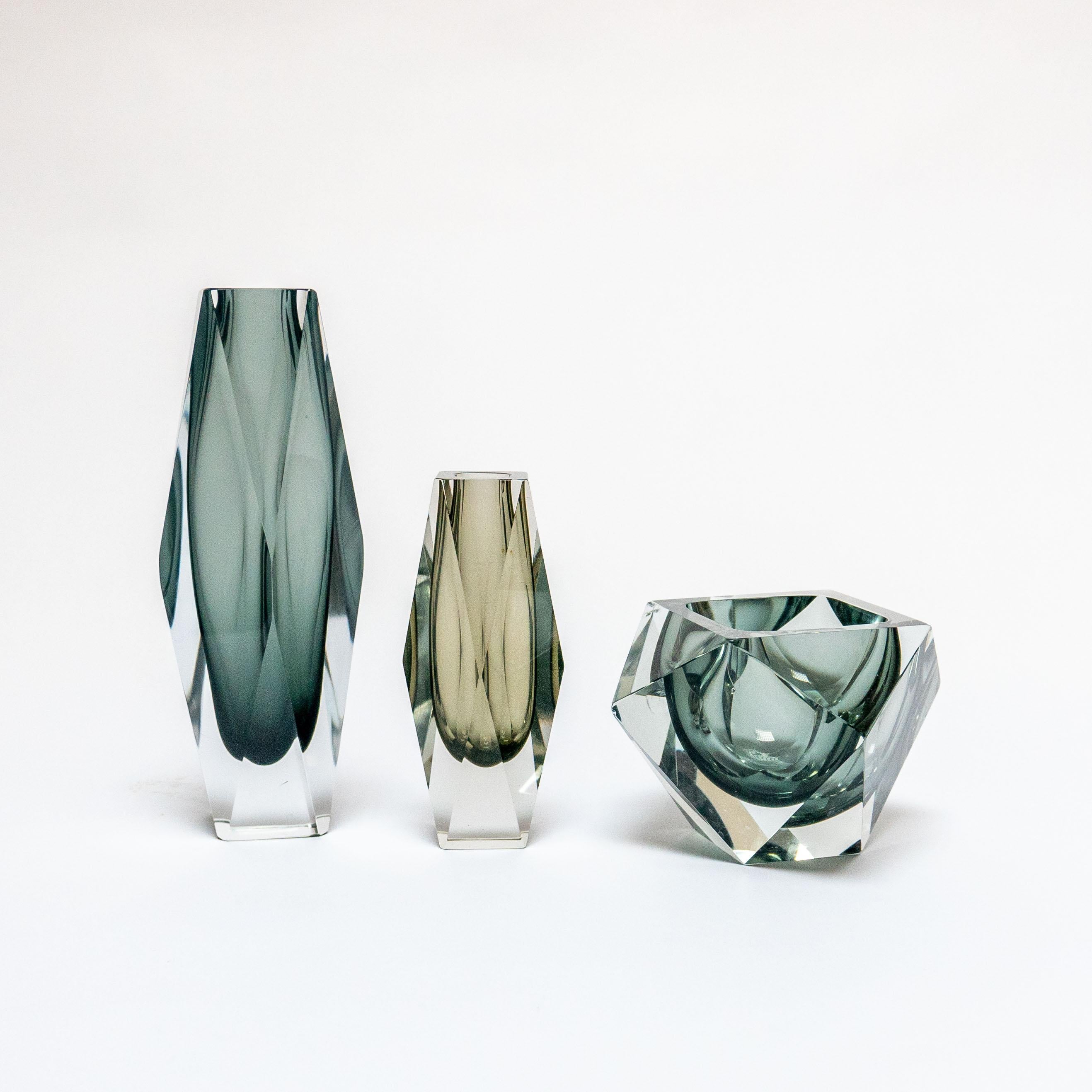 Verre Ensemble de trois vases géométriques en verre de Murano, gris et noir, Flavio Poli en vente