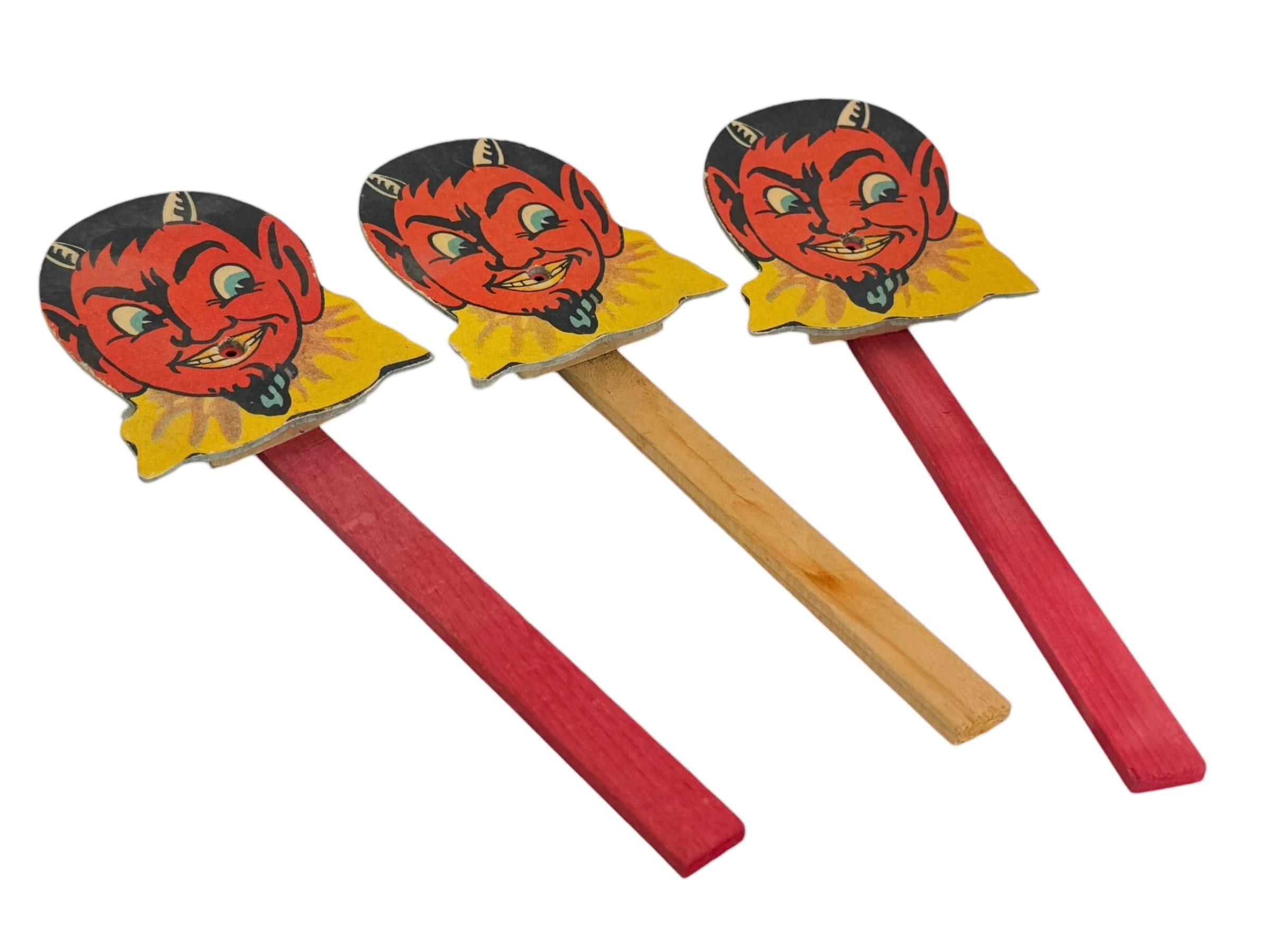 Set de tres juguetes ruidosos de Halloween Vintage Squeaker - Diablo divertido y colorido Arte popular en venta