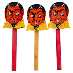 Set von drei Vintage Halloween-Schauspielern-Spielzeugen, Noise Maker – Spaß und bunter Dämon