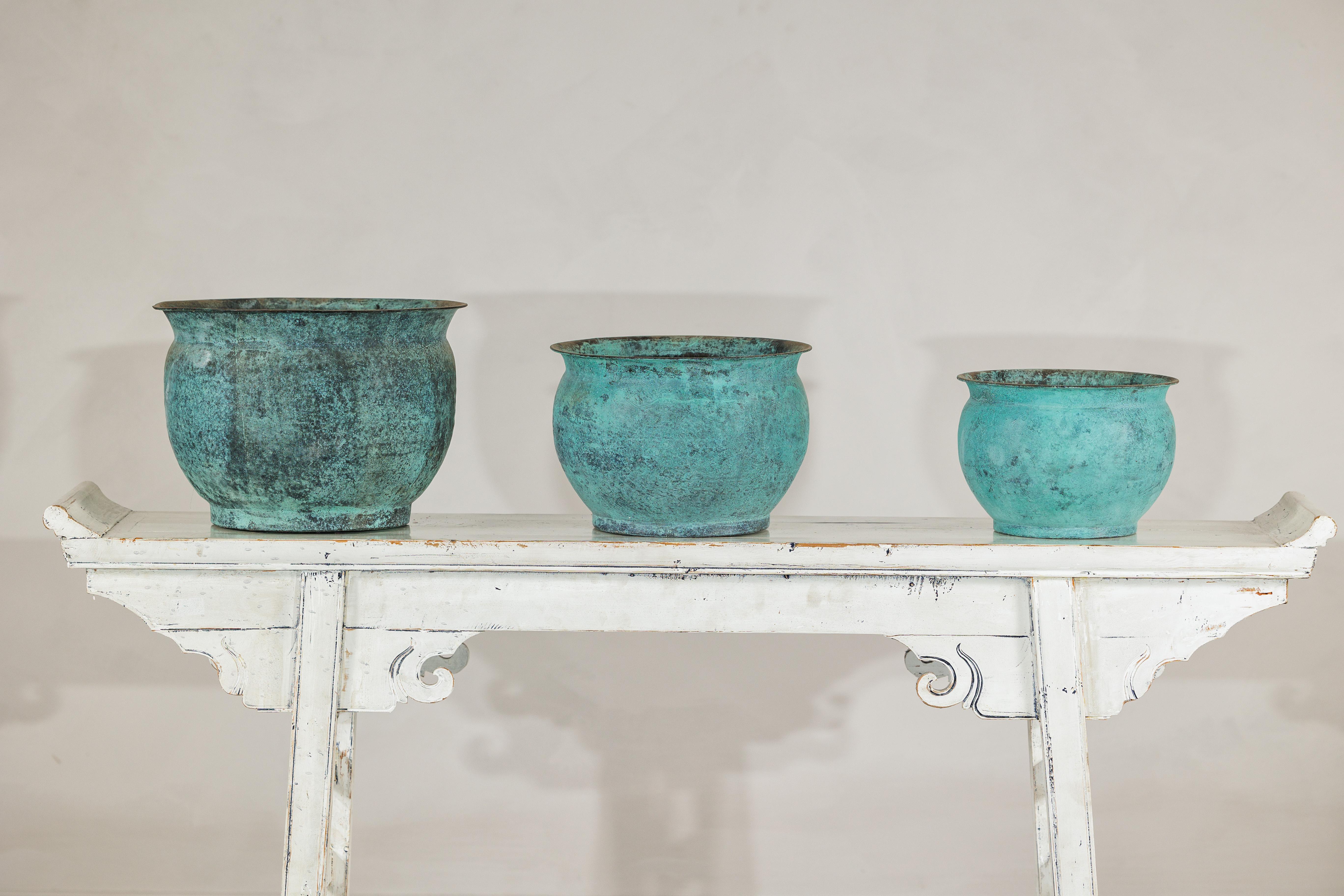 Set di tre cachepot indiani d'epoca in rame con patina turchese invecchiata in vendita 3