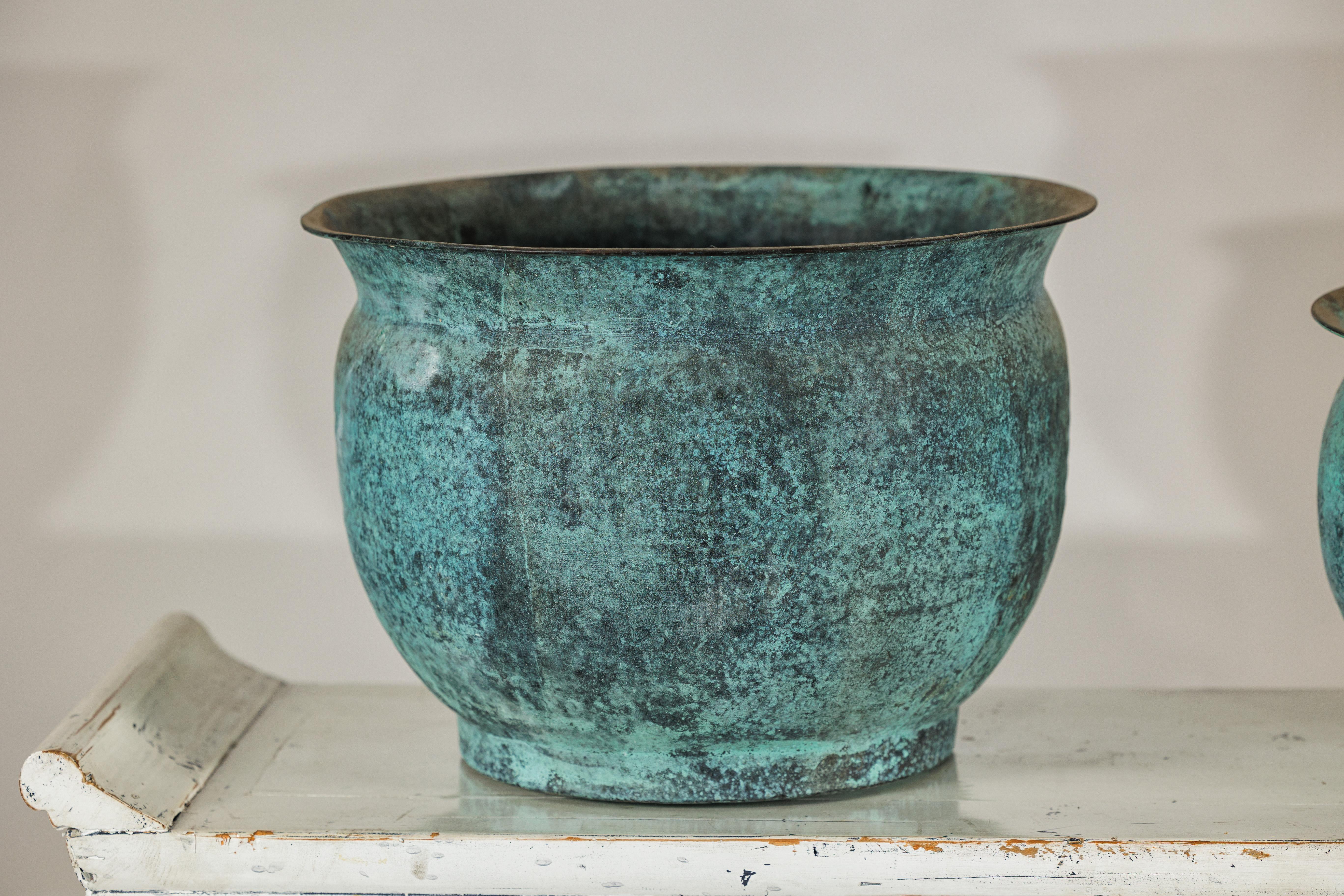 Set di tre cachepot indiani d'epoca in rame con patina turchese invecchiata in vendita 4