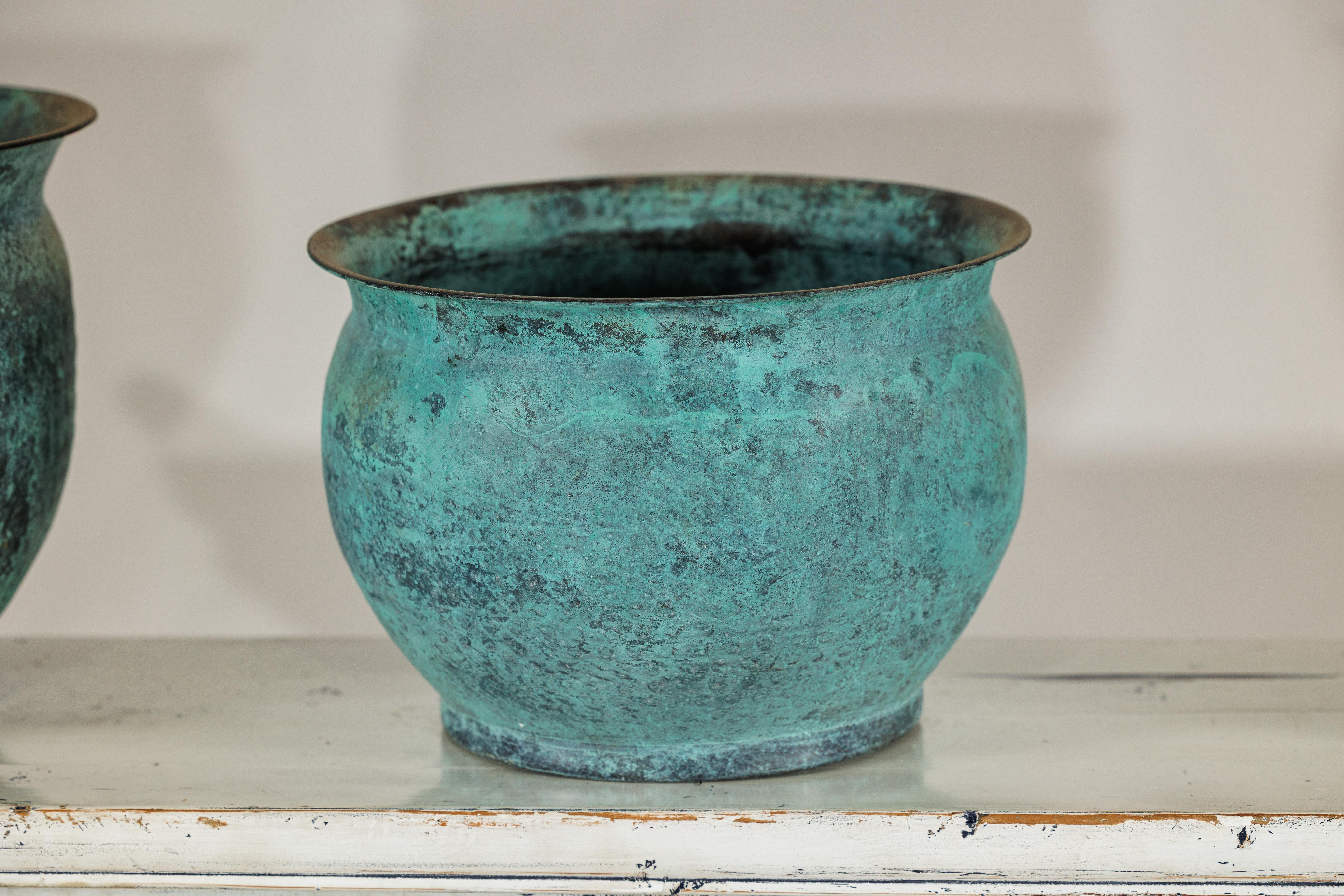 Set di tre cachepot indiani d'epoca in rame con patina turchese invecchiata in vendita 5