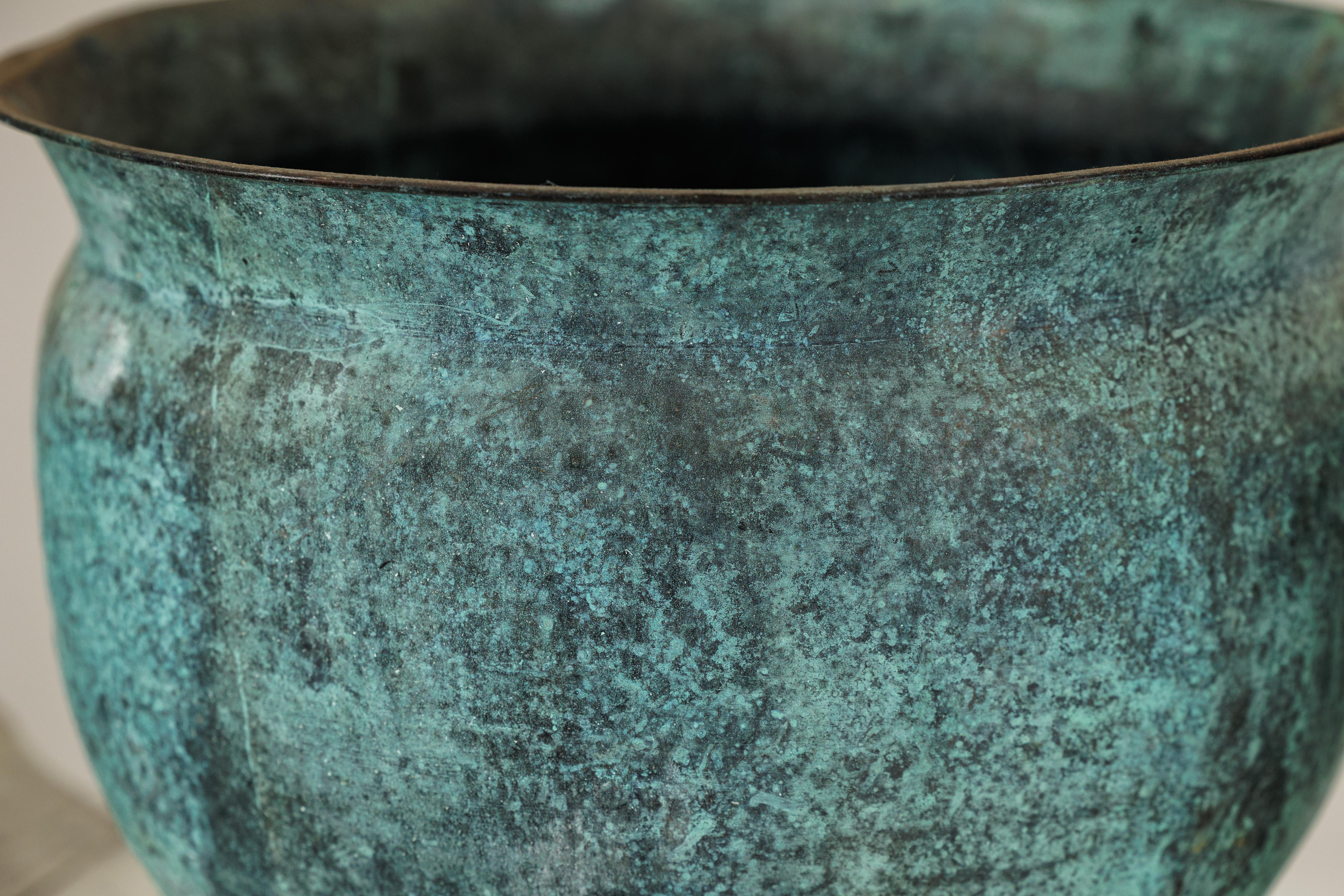 Set di tre cachepot indiani d'epoca in rame con patina turchese invecchiata in vendita 7