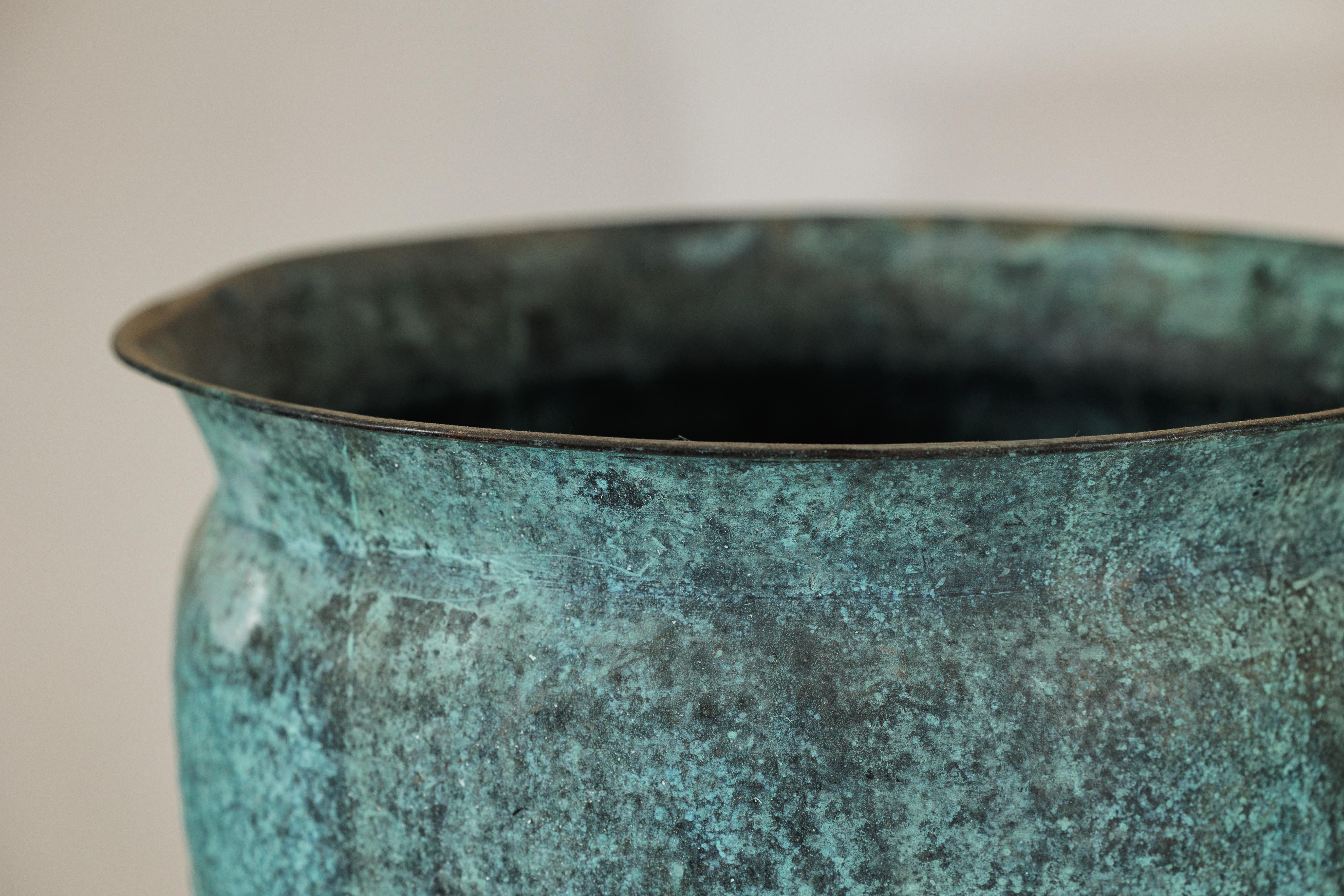 Set di tre cachepot indiani d'epoca in rame con patina turchese invecchiata in vendita 8