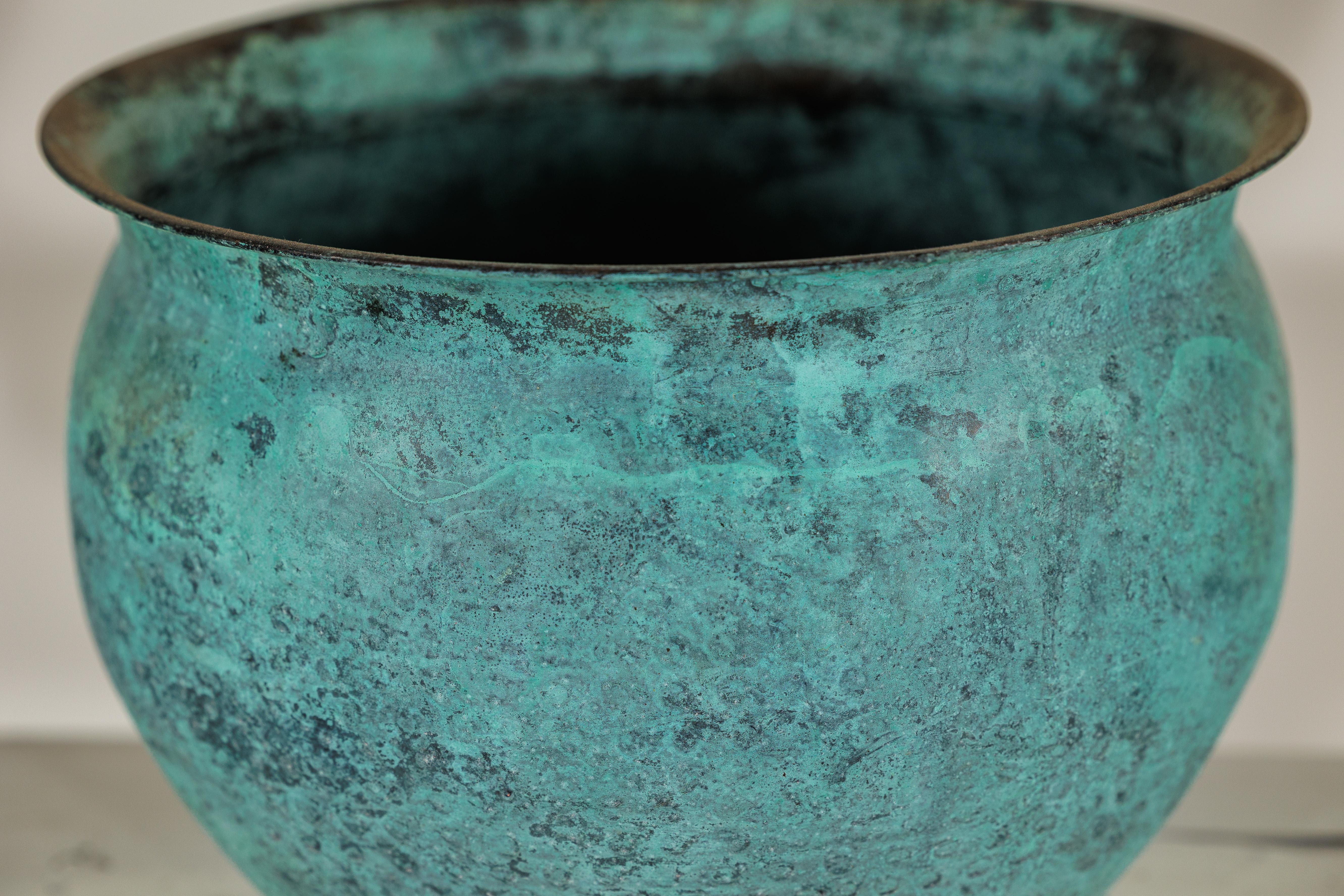 Set di tre cachepot indiani d'epoca in rame con patina turchese invecchiata in vendita 9