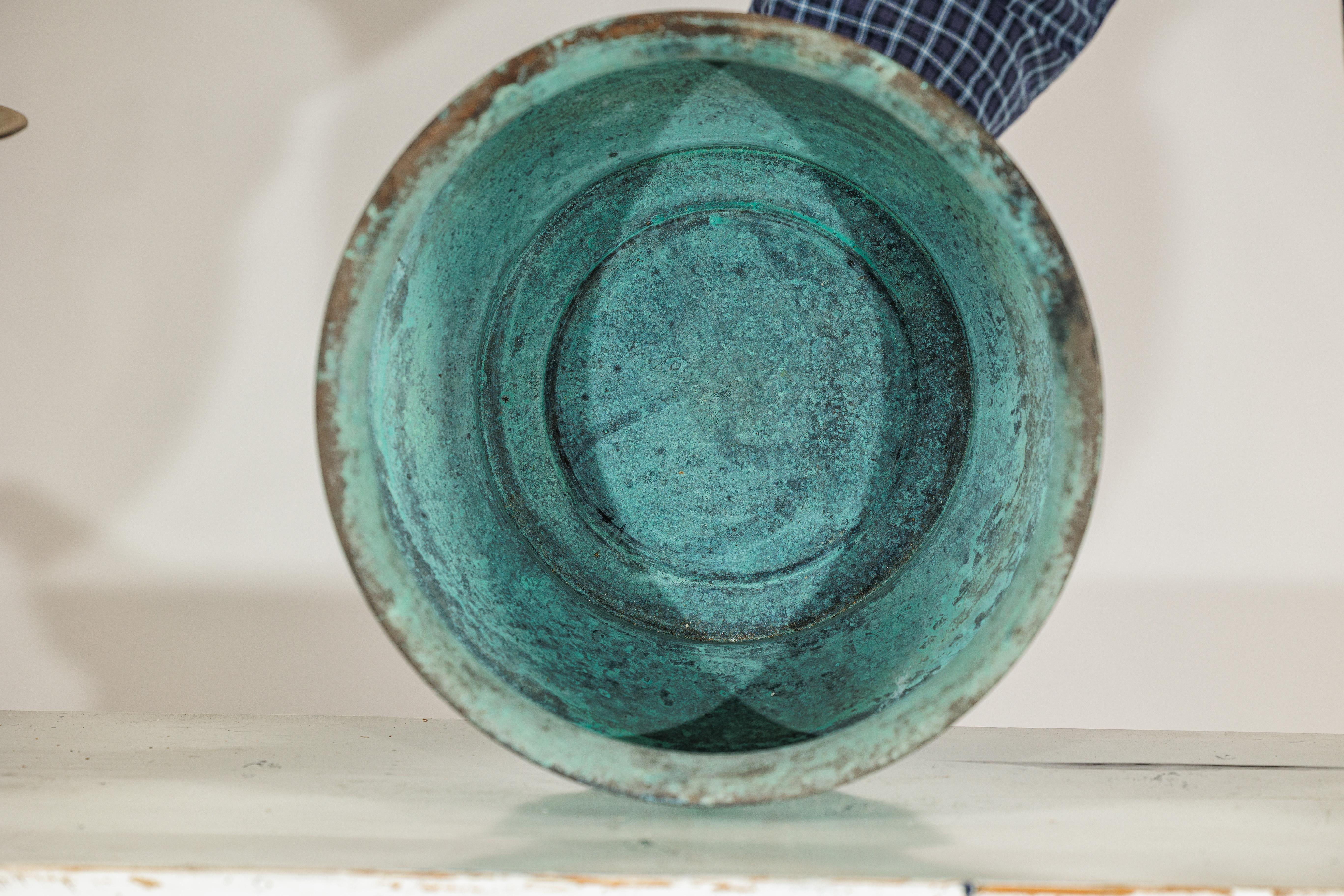 Set di tre cachepot indiani d'epoca in rame con patina turchese invecchiata in vendita 10