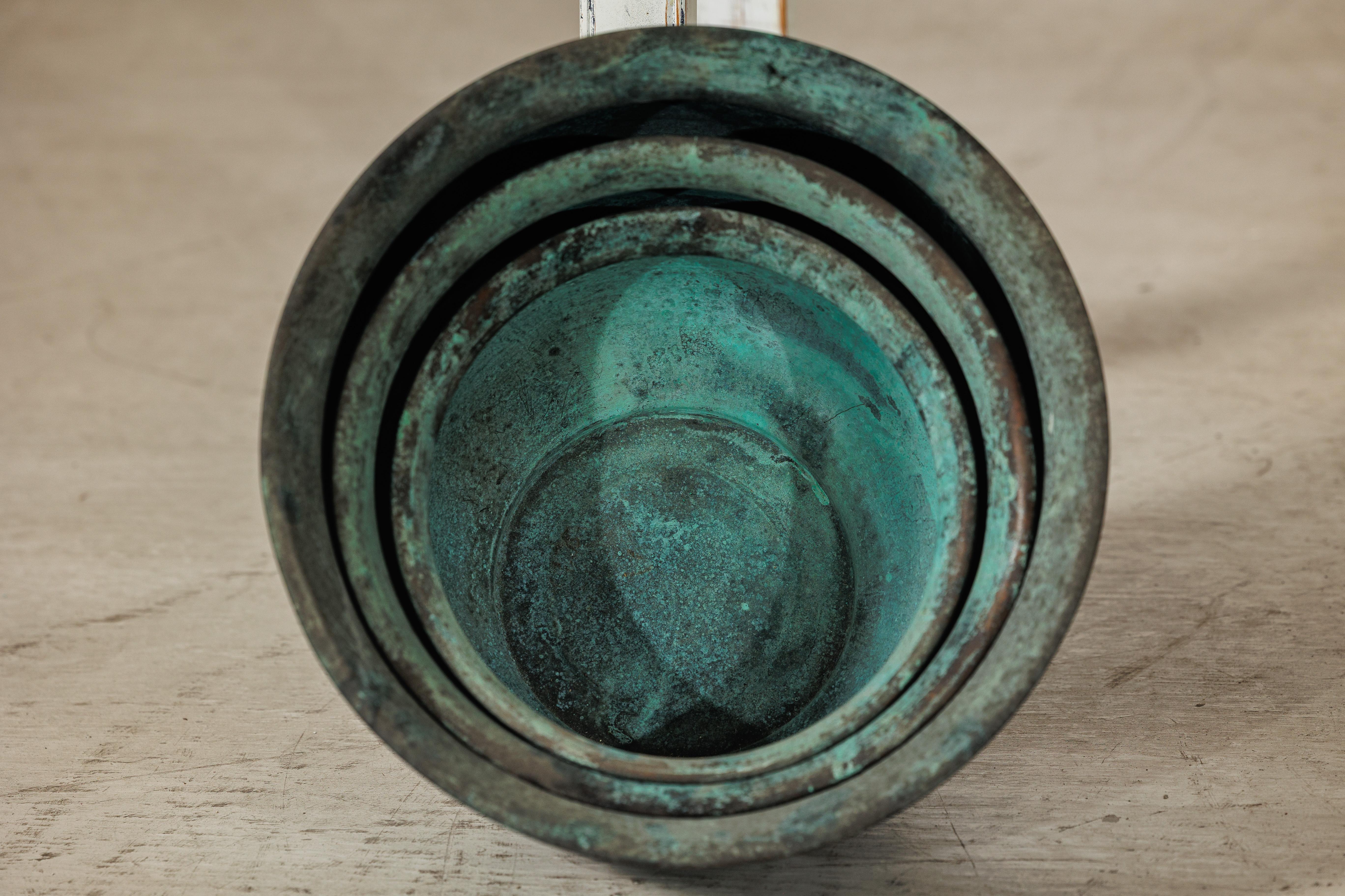 Set di tre cachepot indiani d'epoca in rame con patina turchese invecchiata in vendita 12