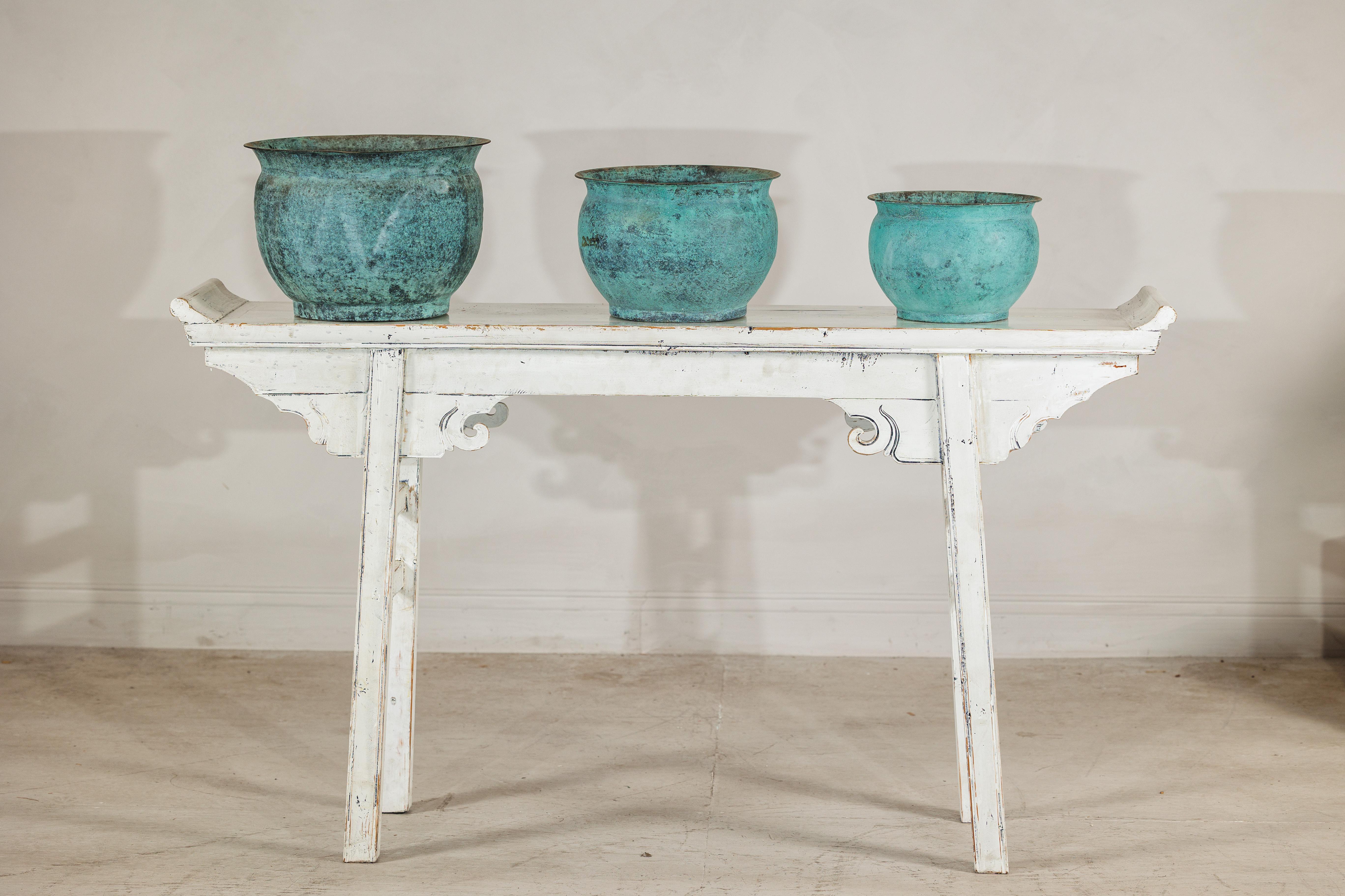 Set di tre cachepot indiani d'epoca in rame con patina turchese invecchiata in vendita 13