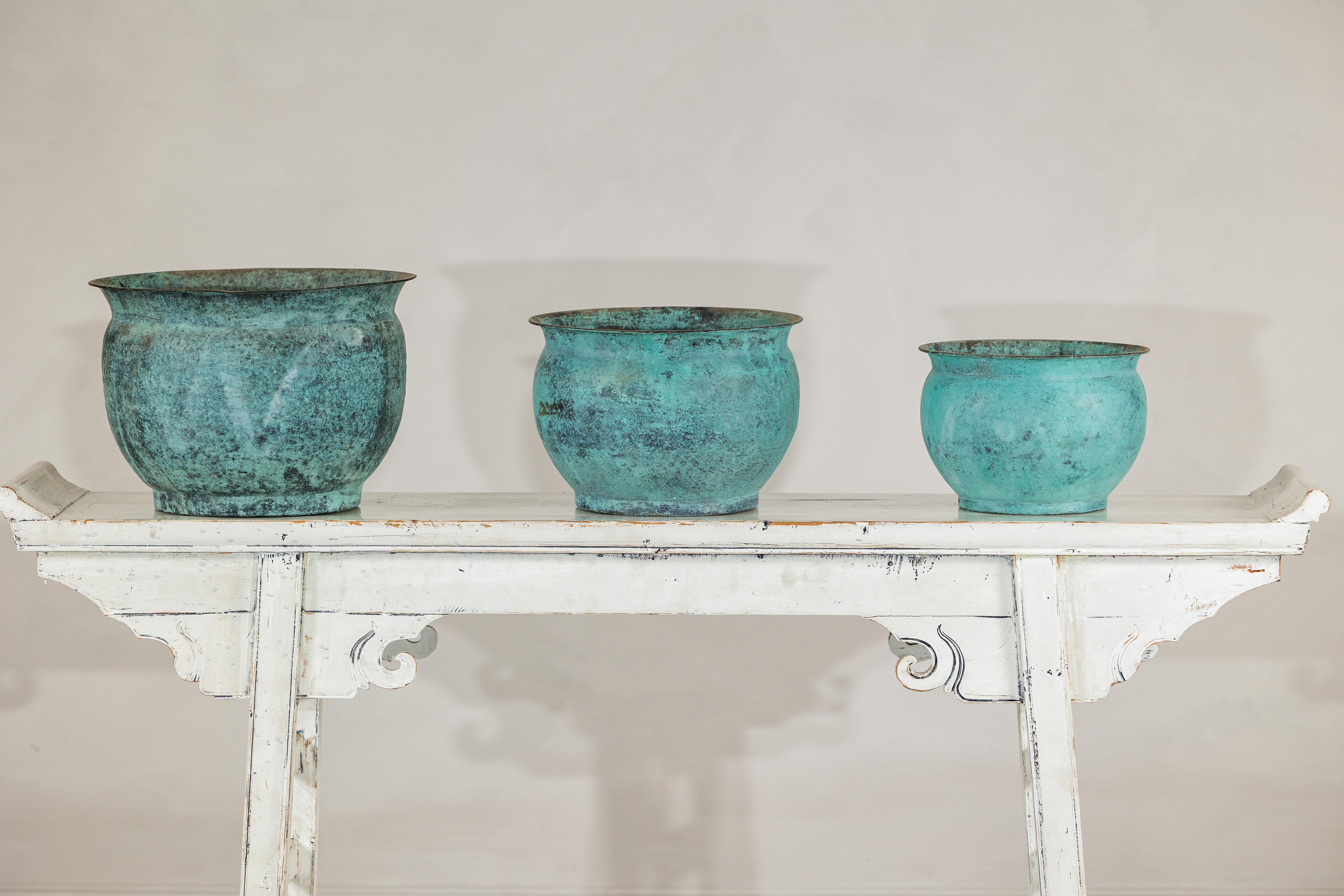 Indiano Set di tre cachepot indiani d'epoca in rame con patina turchese invecchiata in vendita