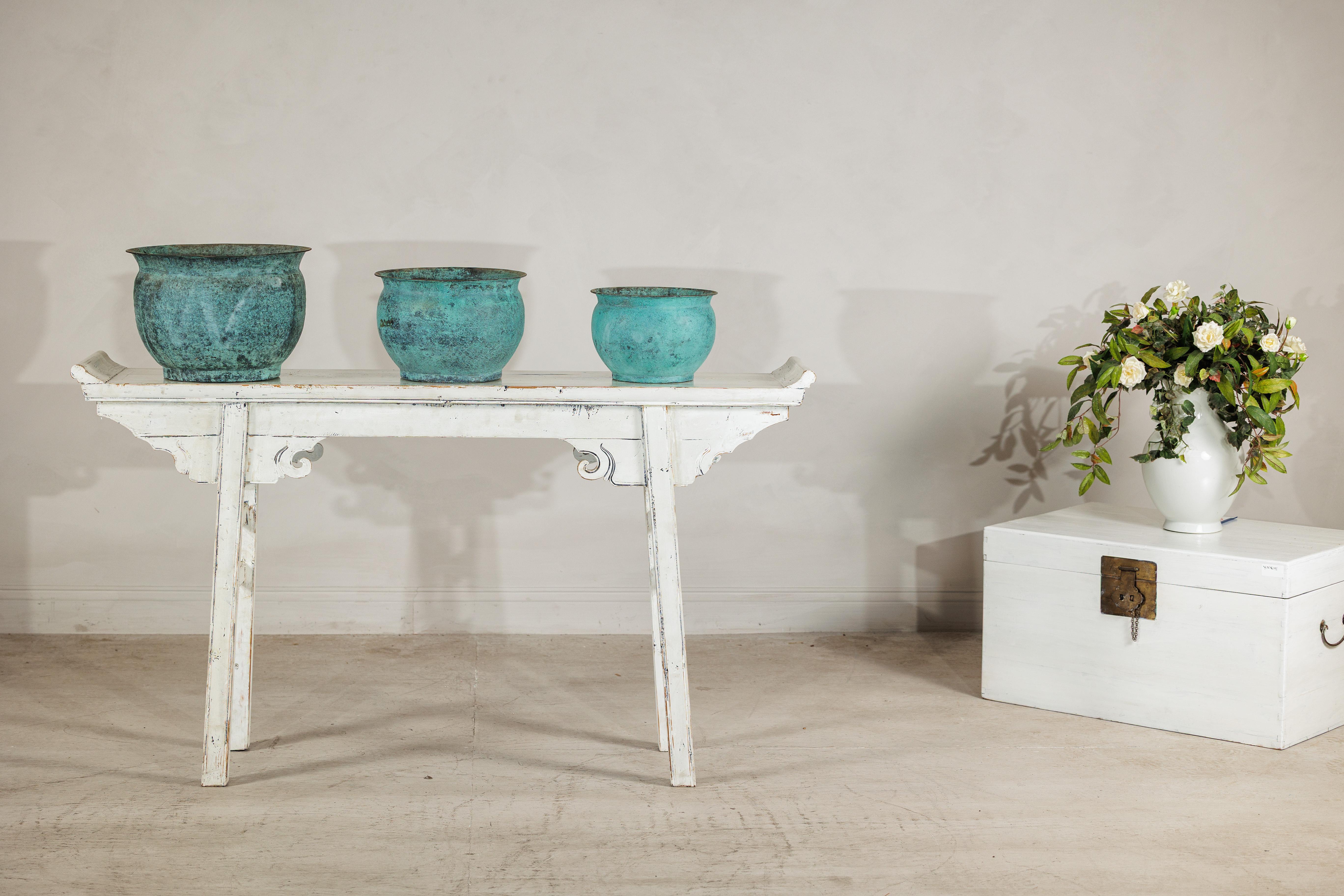 Fatto a mano Set di tre cachepot indiani d'epoca in rame con patina turchese invecchiata in vendita