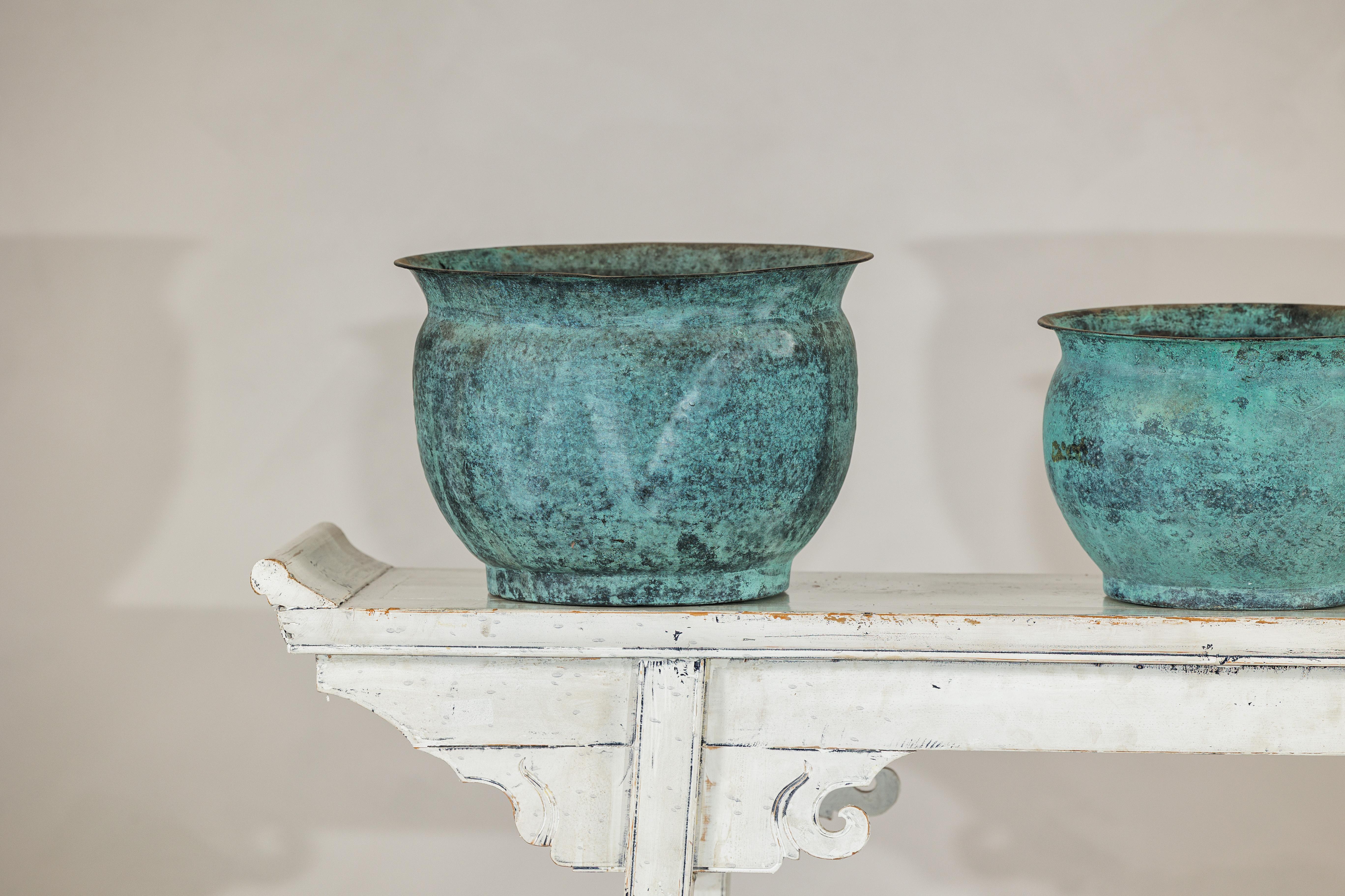 Set di tre cachepot indiani d'epoca in rame con patina turchese invecchiata In condizioni buone in vendita a Yonkers, NY