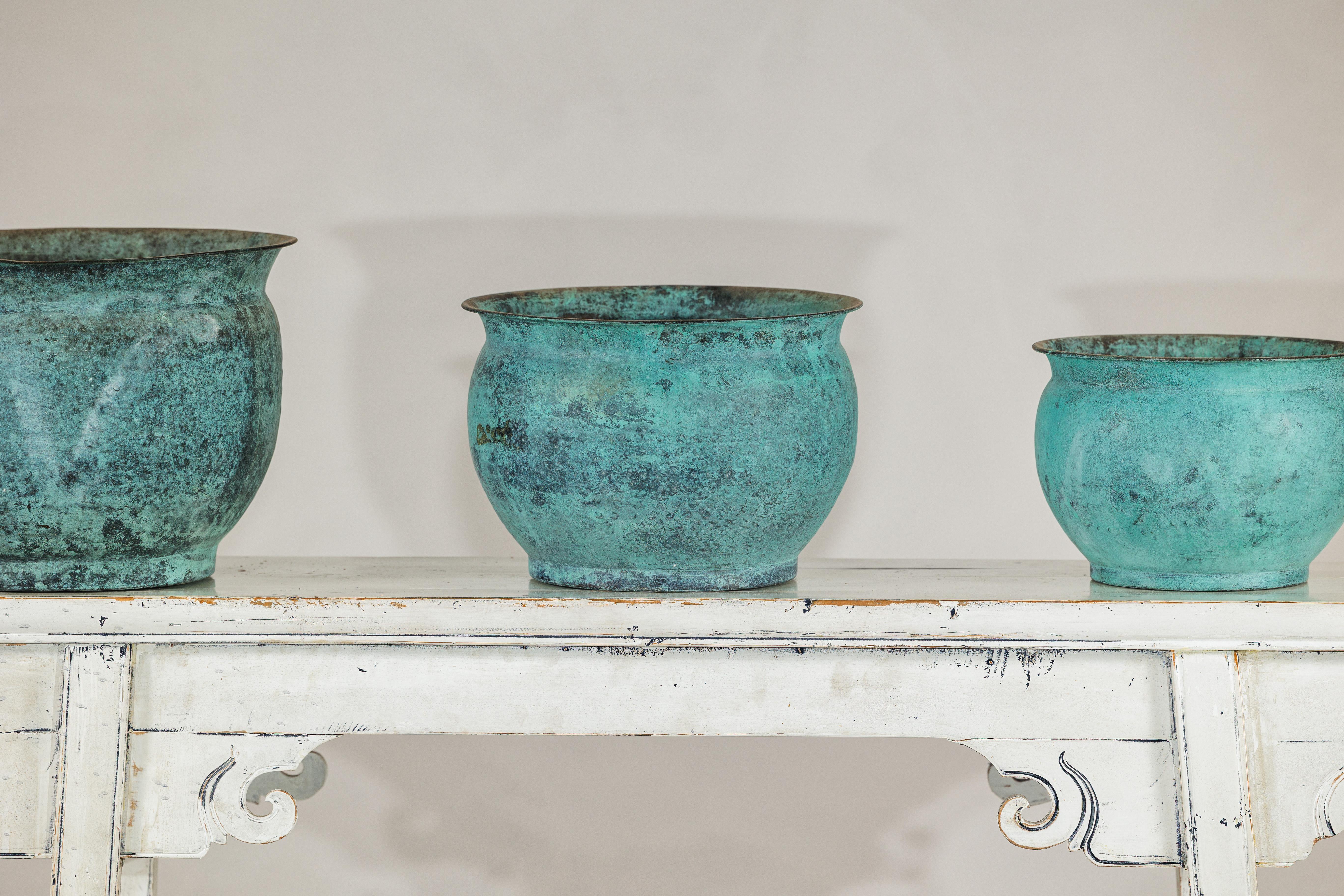 XX secolo Set di tre cachepot indiani d'epoca in rame con patina turchese invecchiata in vendita