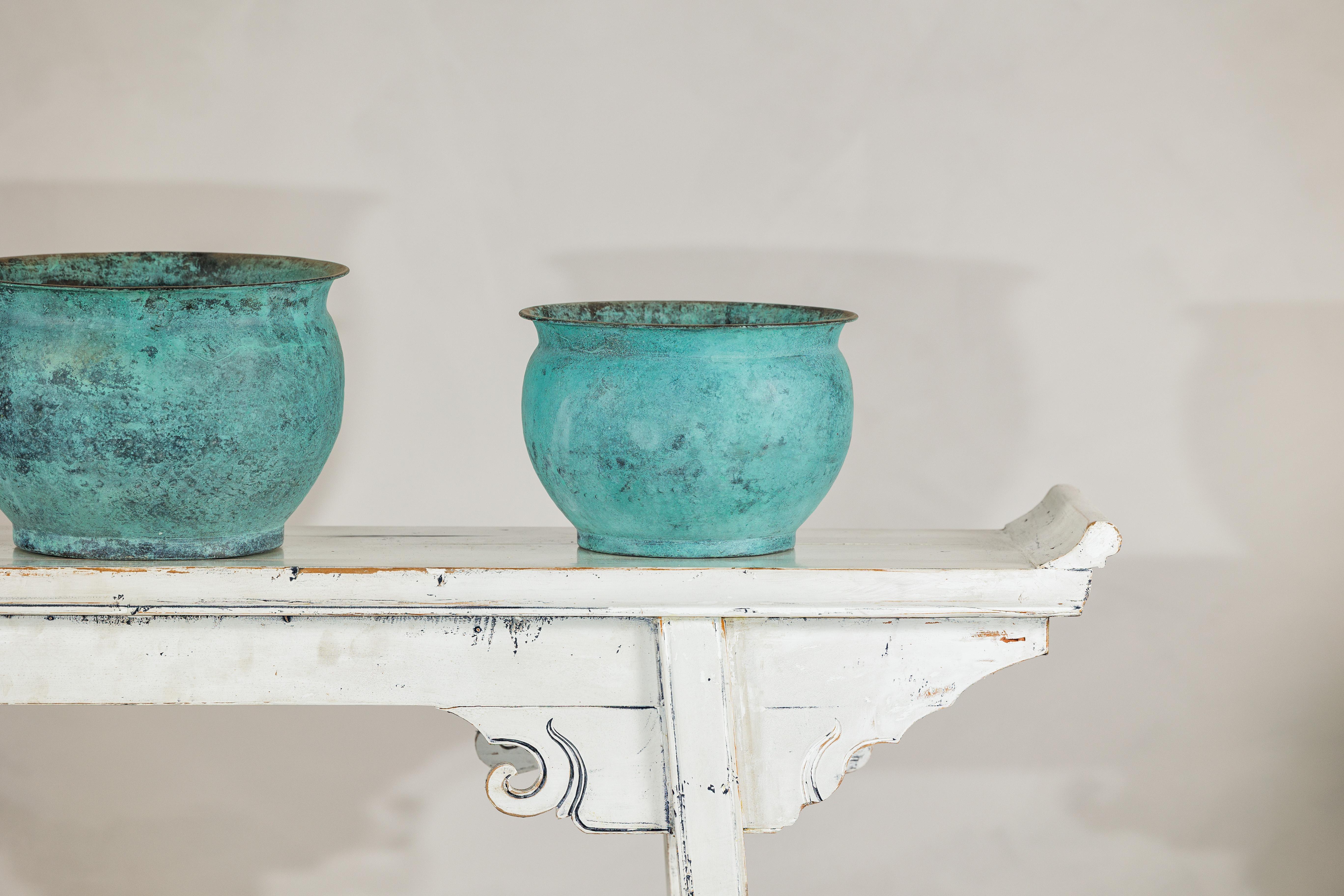 Rame Set di tre cachepot indiani d'epoca in rame con patina turchese invecchiata in vendita