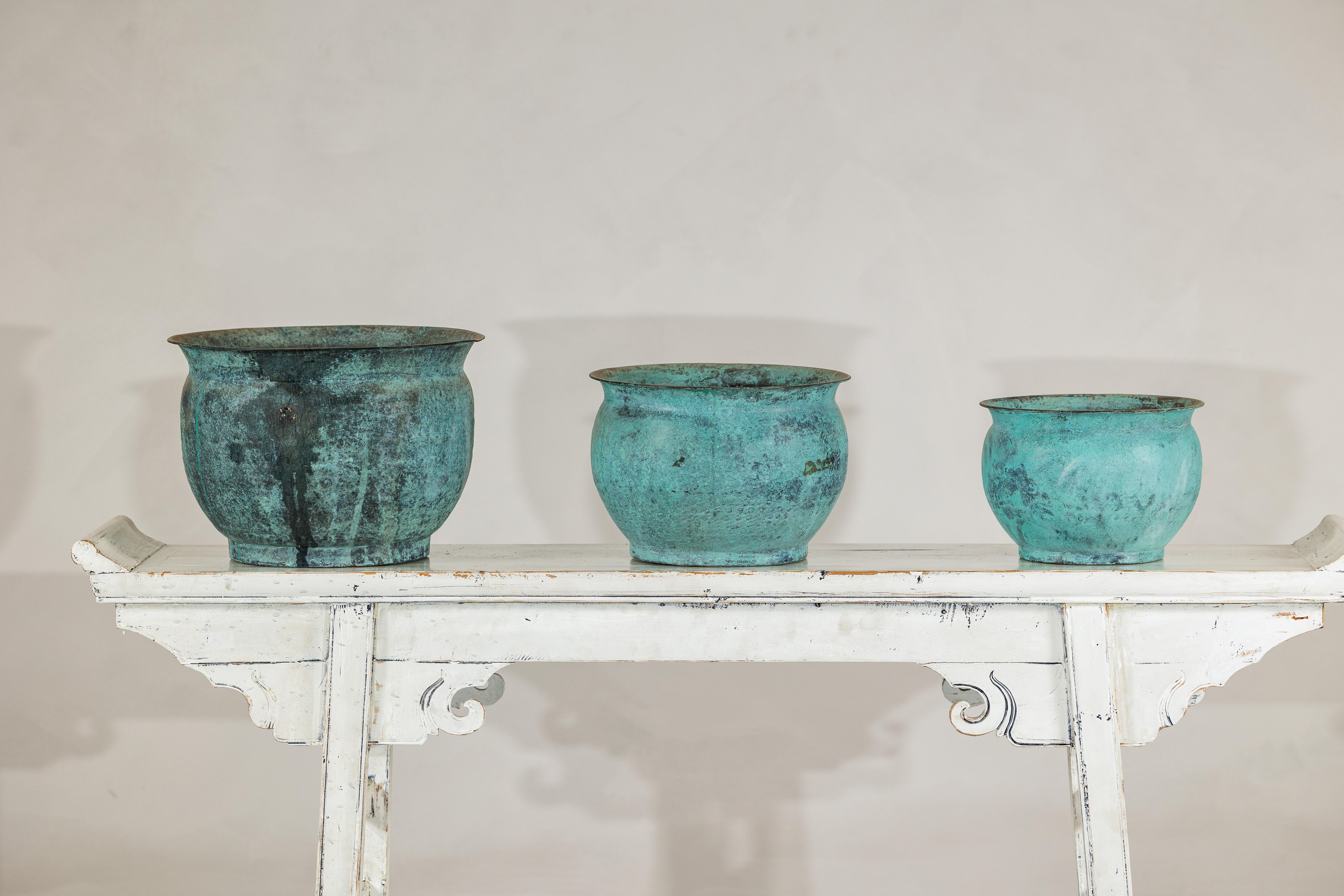 Set di tre cachepot indiani d'epoca in rame con patina turchese invecchiata in vendita 1