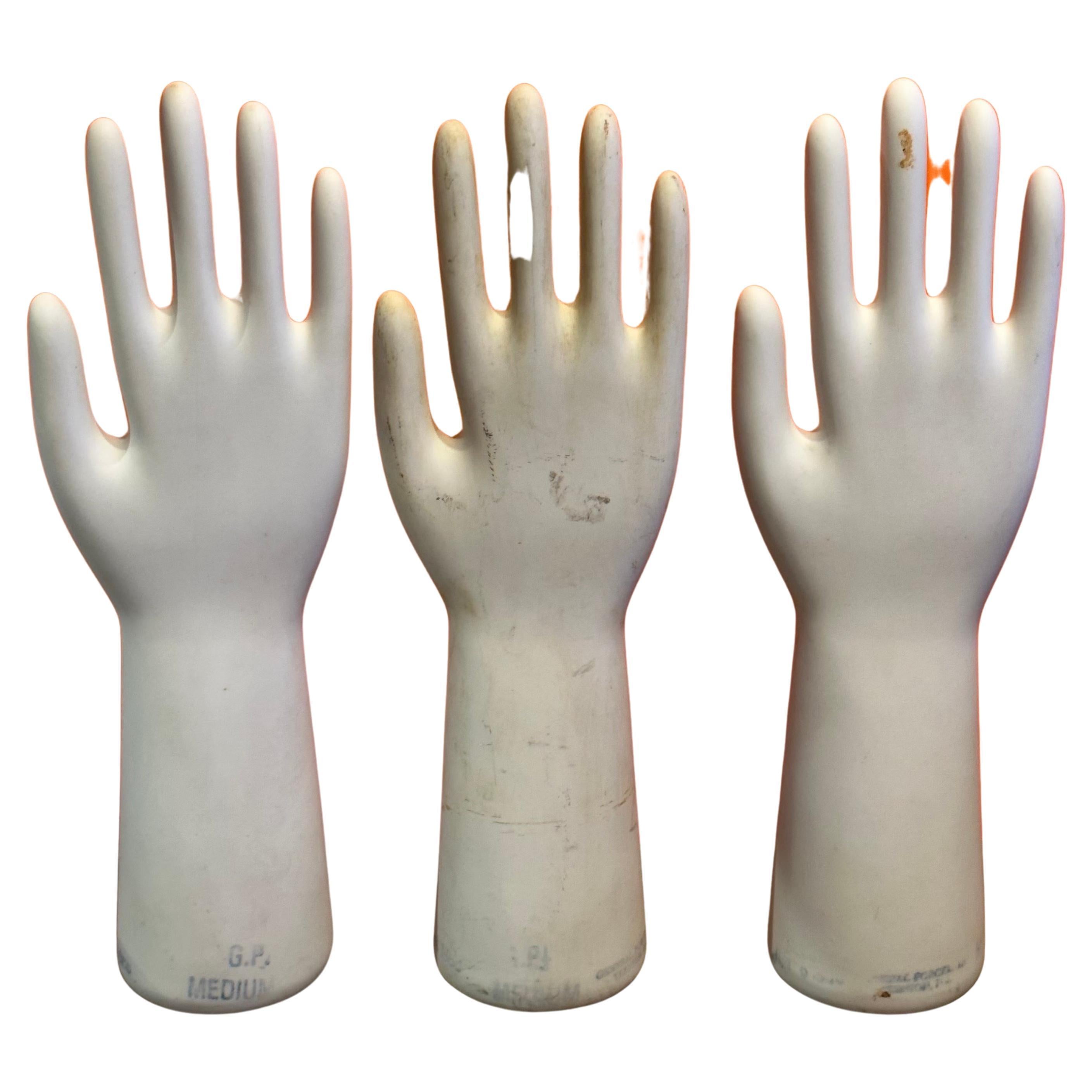 Industriel Ensemble de trois moules à gants industriels vintage en porcelaine en vente