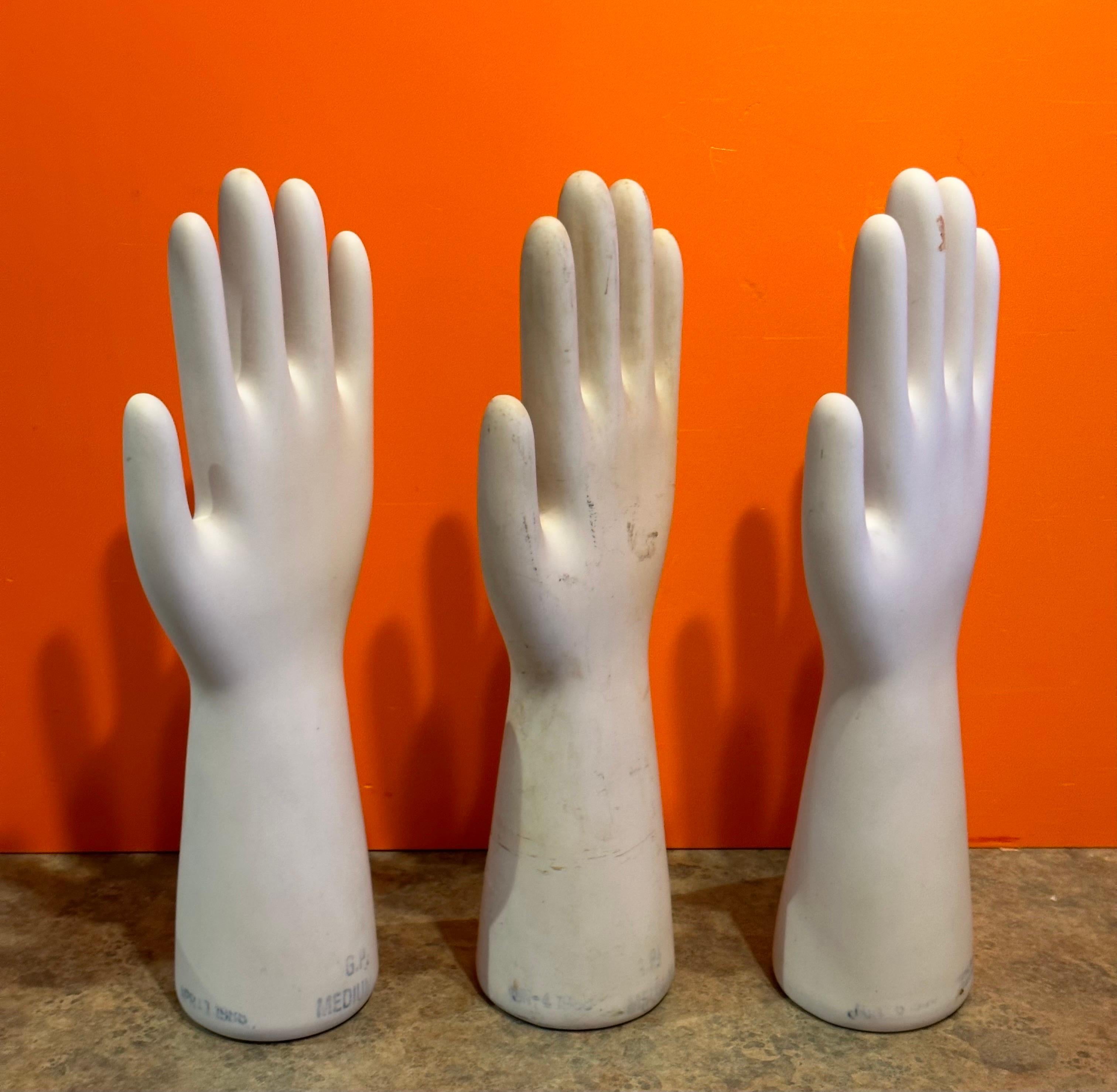 Ensemble de trois moules à gants industriels vintage en porcelaine Bon état - En vente à San Diego, CA