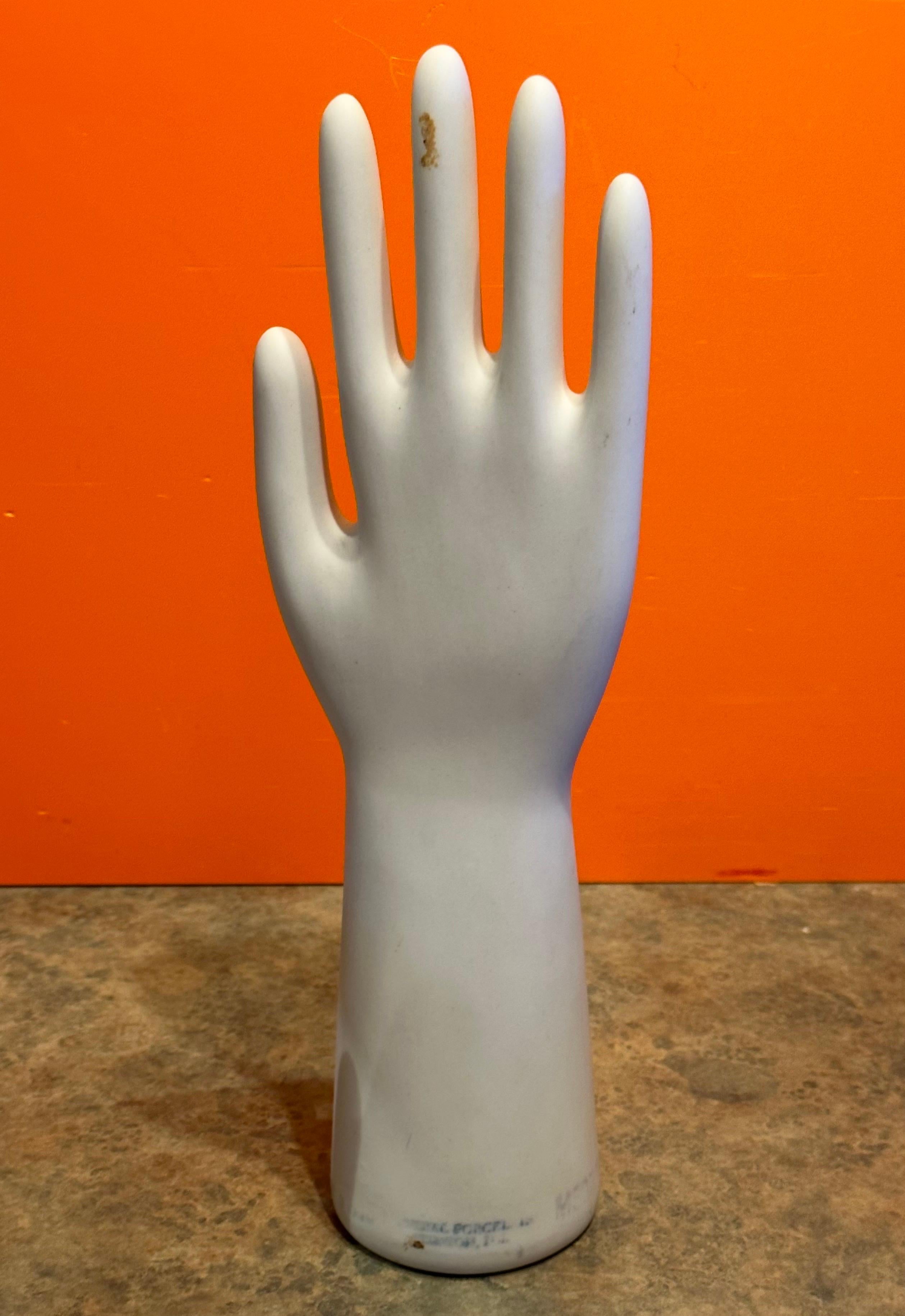 Ensemble de trois moules à gants industriels vintage en porcelaine en vente 1
