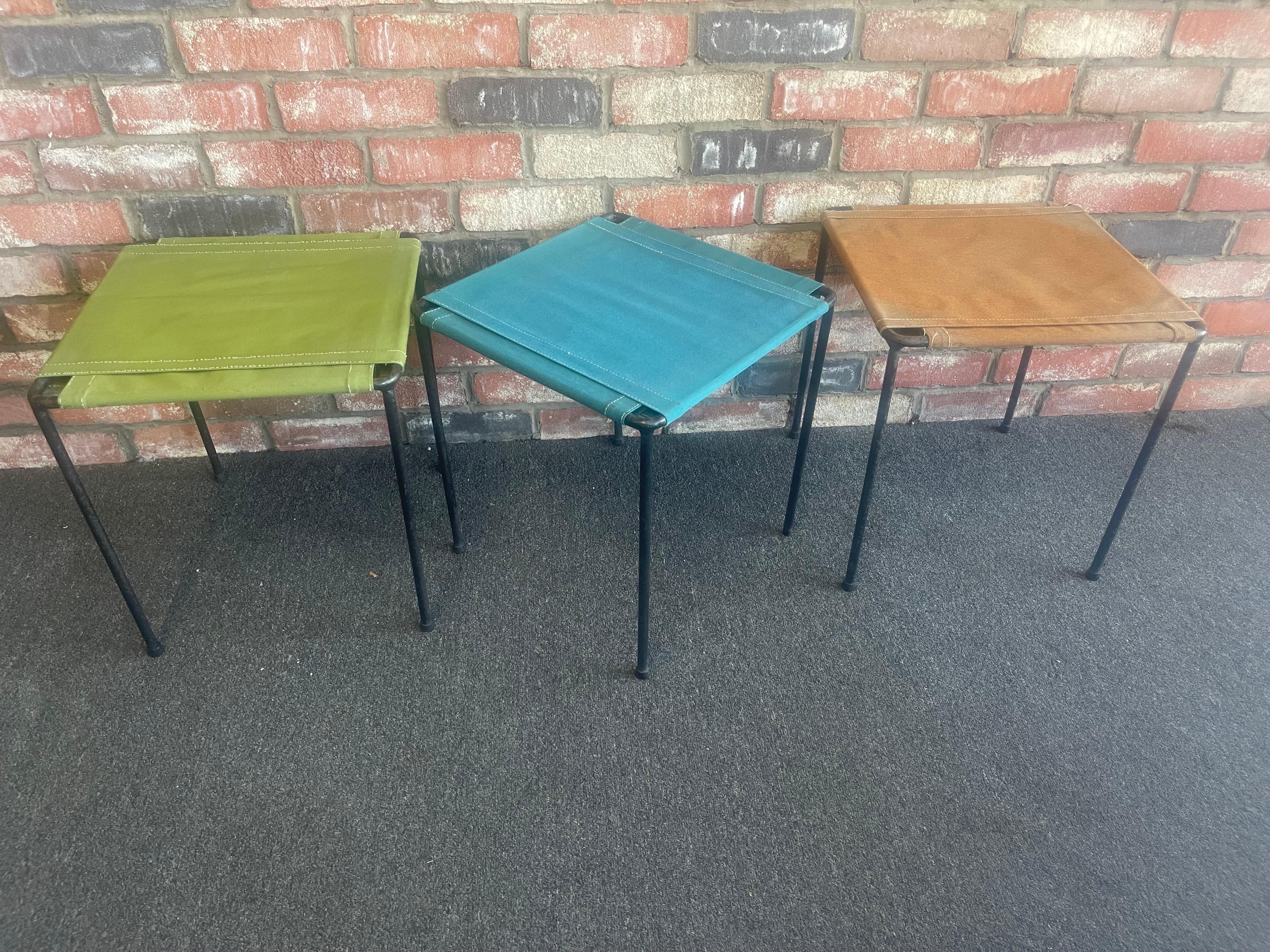 Satz von drei Beistelltischen/Hockern aus Eisen und Segeltuch im Vintage-Stil (Leinwand) im Angebot
