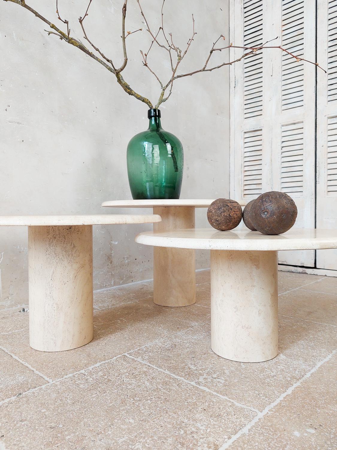 Set of Three Vintage Italian Round Travertine Coffee Tables, 1970s In Good Condition In Baambrugge, NL