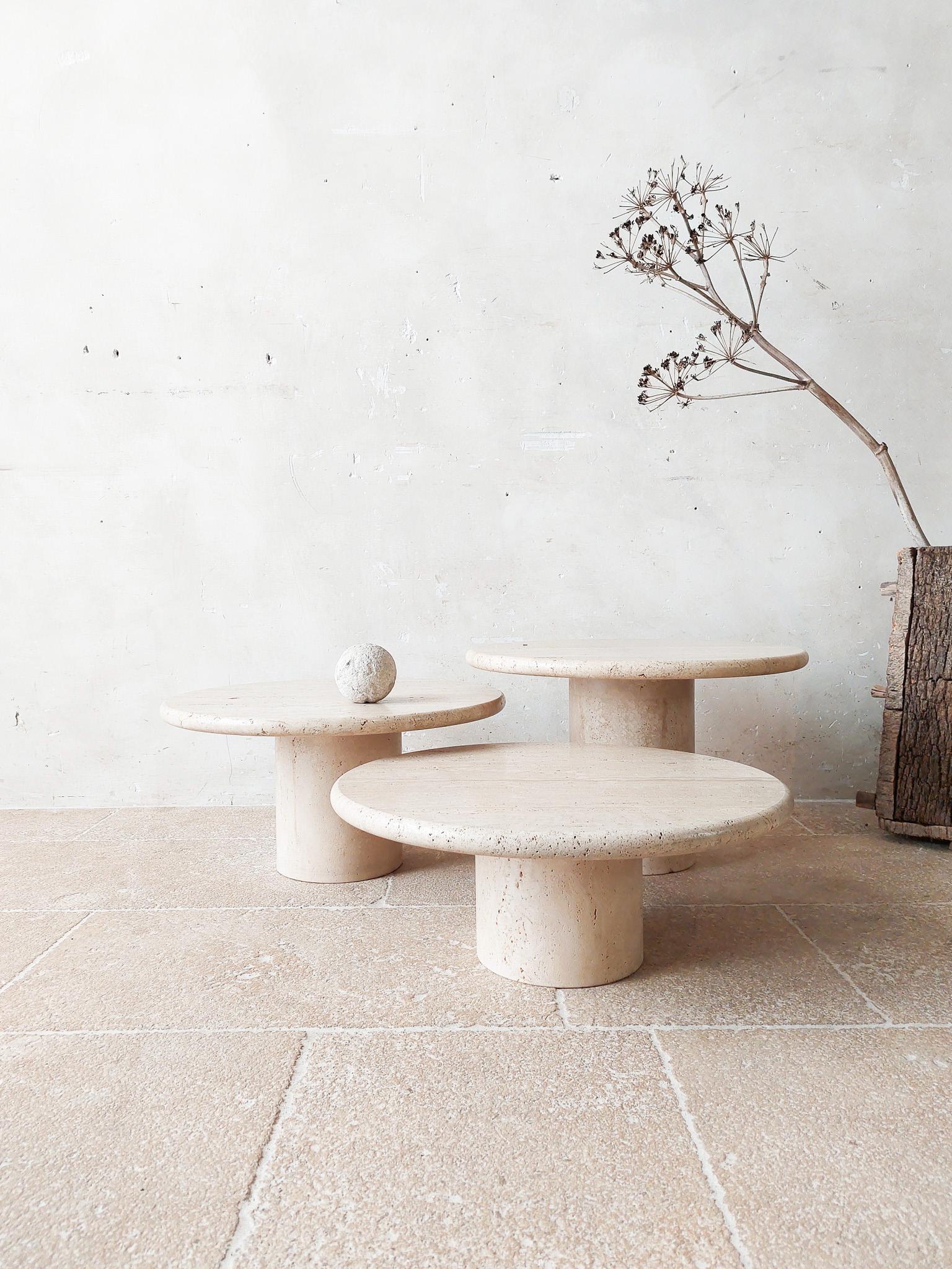 Set of Three Vintage Italian Round Travertine Coffee Tables, 1970s In Good Condition In Baambrugge, NL