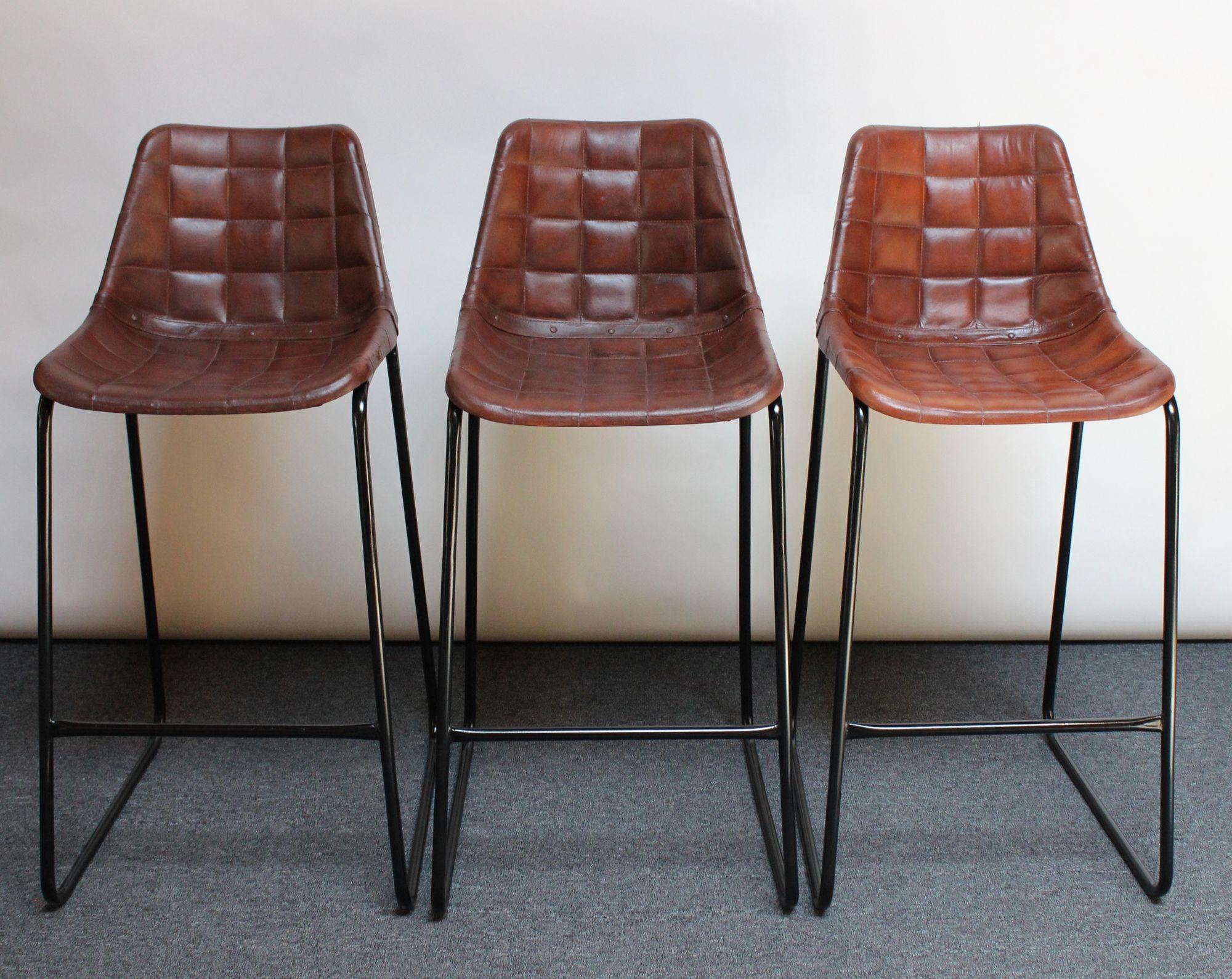 Peint Ensemble de trois tabourets de bar italiens vintage en acier et fer avec sièges en similicuir en vente