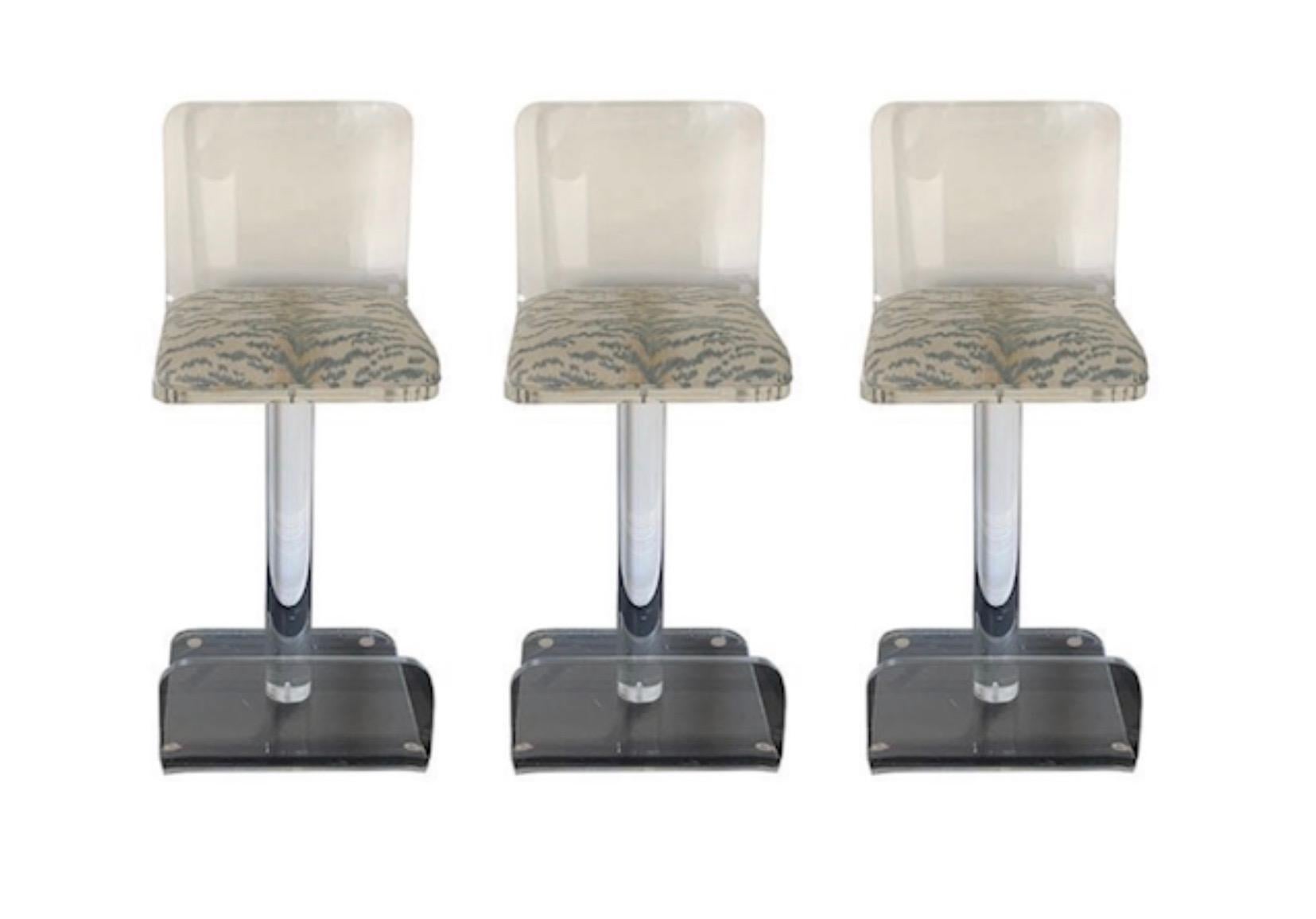 Set of Three Vintage Lucite Bar Stools, Newly Upholstered Seat (Hollywood Regency) im Angebot