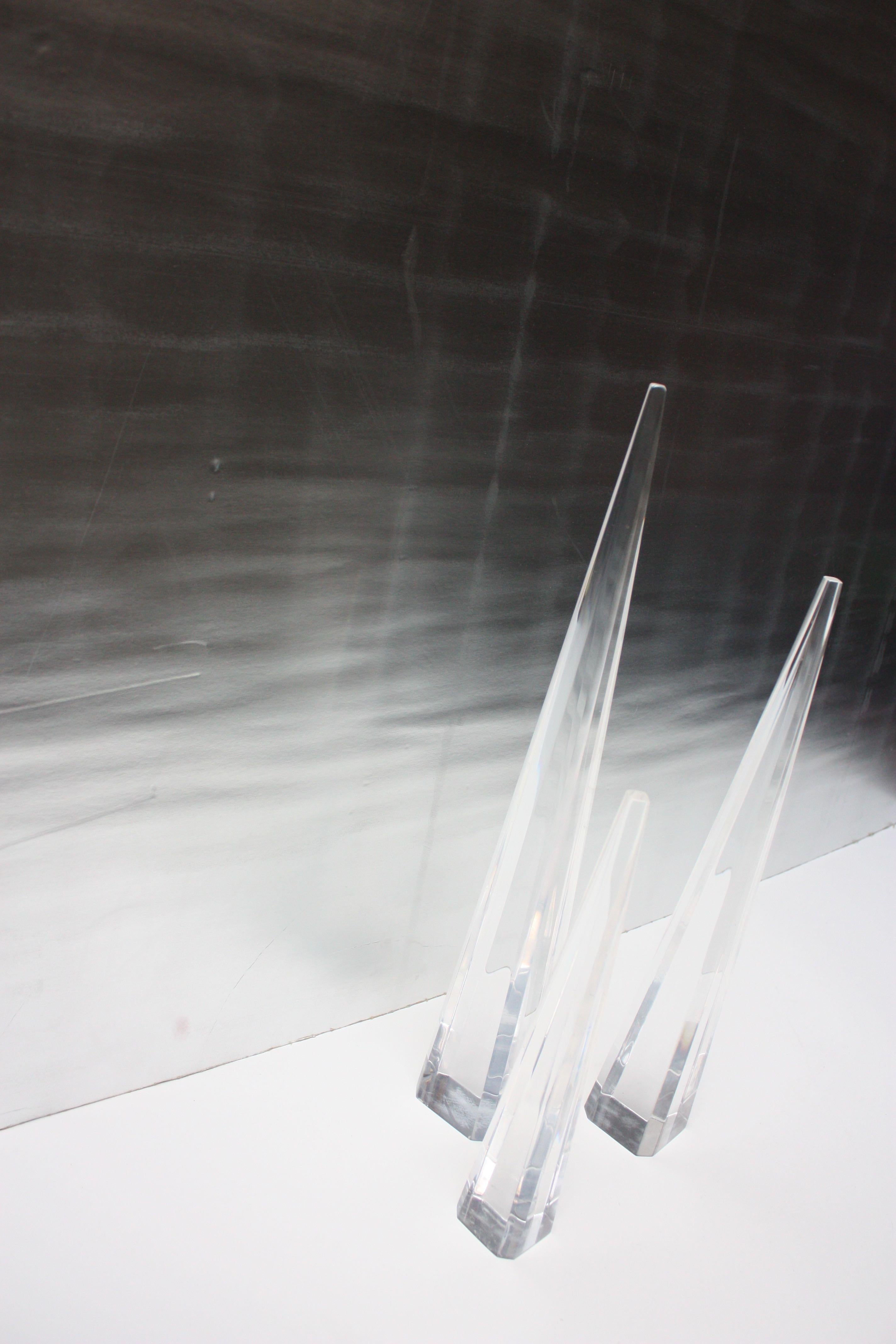 Set of Three Vintage Lucite Obelisk Decorative Sculptures In Good Condition For Sale In Brooklyn, NY