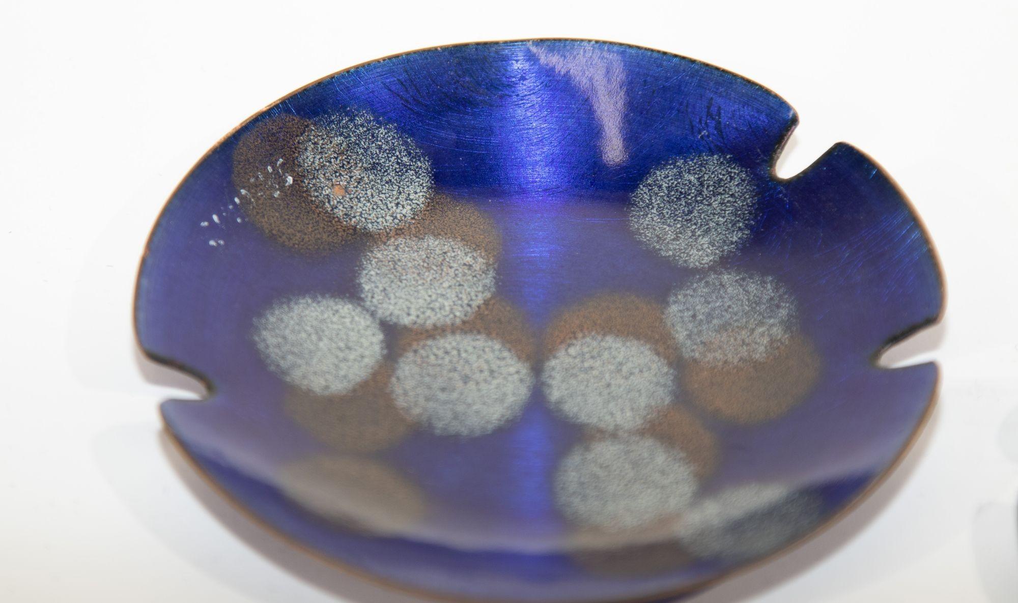 Ceniceros vintage Sascha Brastoff Juego de 3 de metal azul esmaltado Circa 1960's Metal en venta