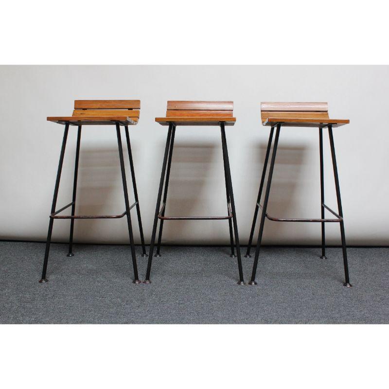 Mid-Century Modern Ensemble de trois tabourets de bar modernistes vintage en érable et fer forgé en vente