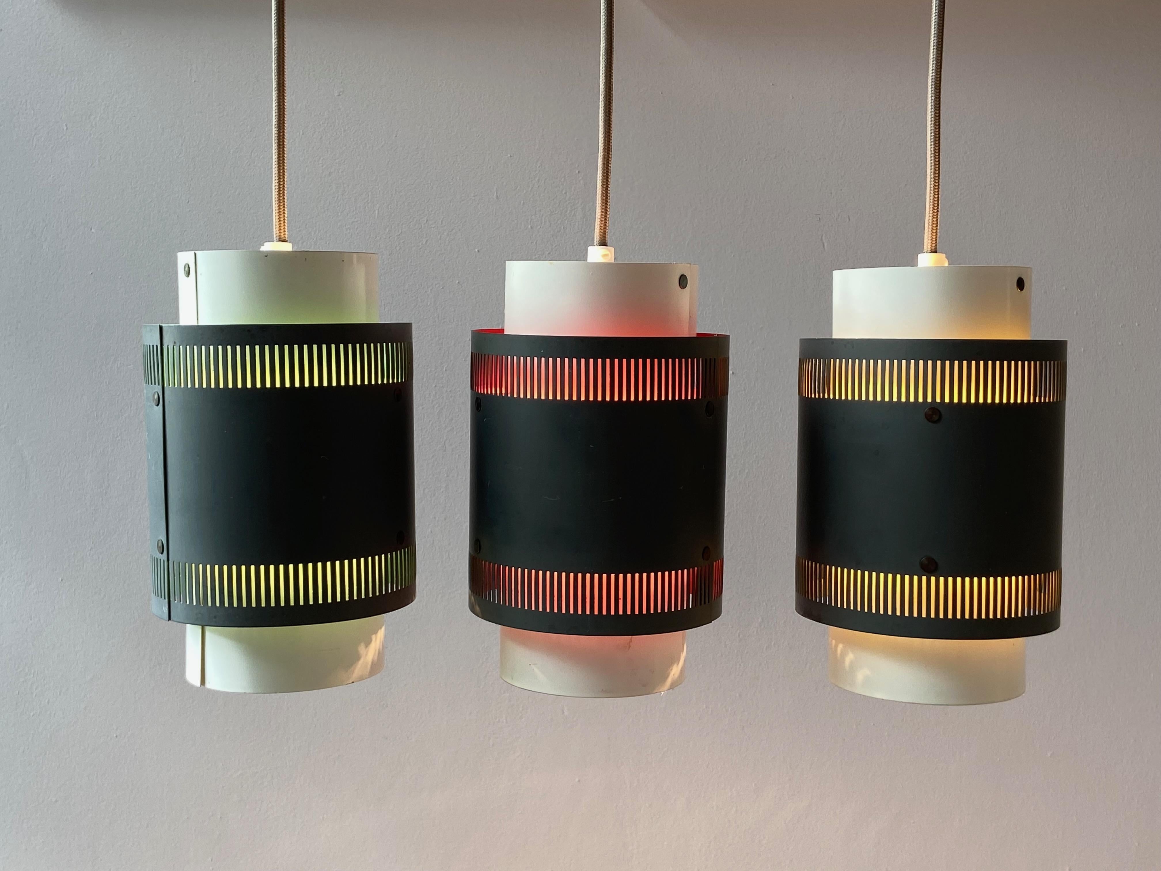 Set di tre lampade a sospensione vintage degli anni '60 Made in Denmark in vendita 4