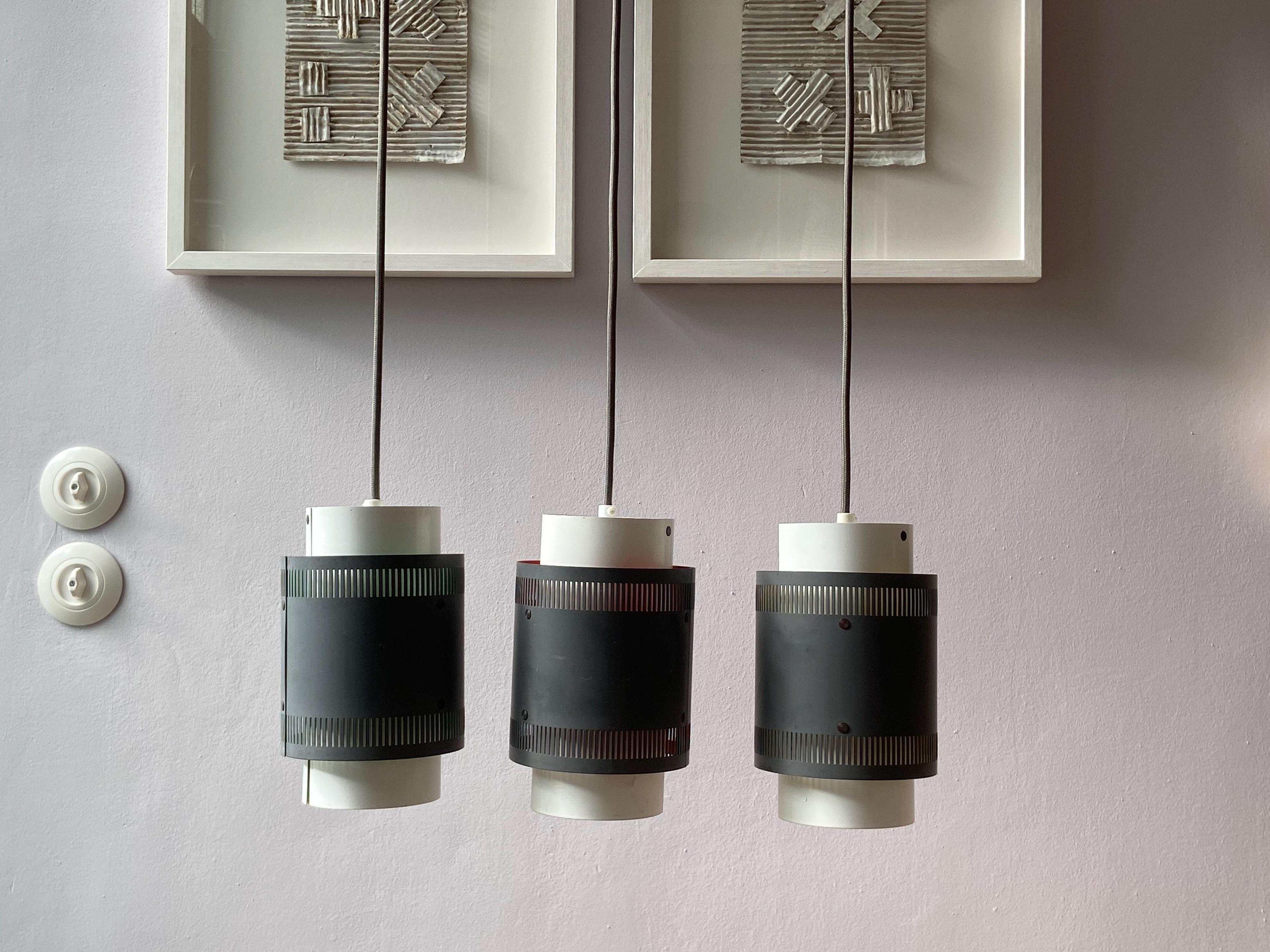 Set di tre lampade a sospensione vintage degli anni '60 Made in Denmark in vendita 1