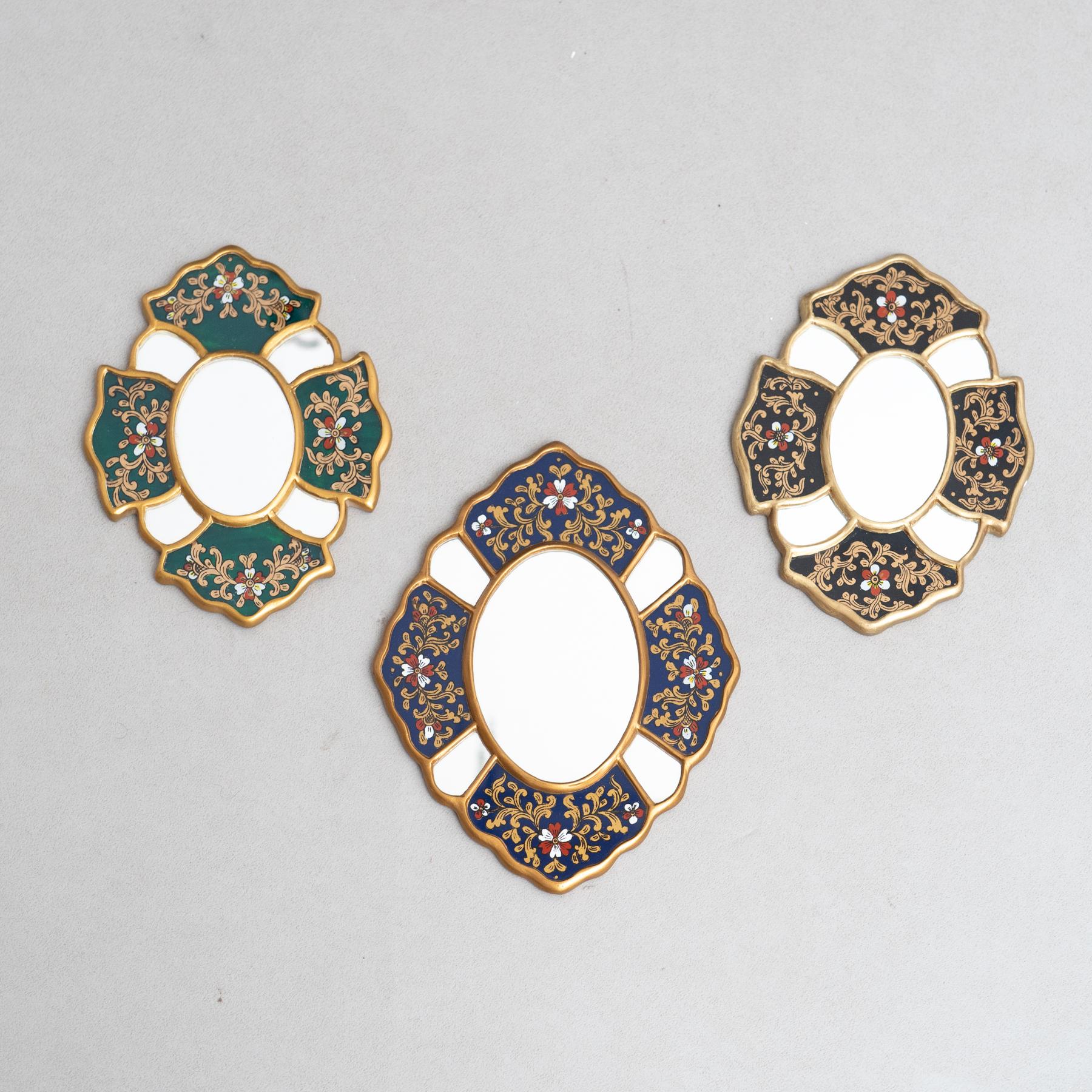 Ensemble de cinq miroirs muraux en bois péruvien du milieu du siècle, peints à la main.

Plongez dans le charme captivant du design du milieu du siècle avec cette remarquable collection de cinq miroirs muraux en bois peints à la main, originaires du