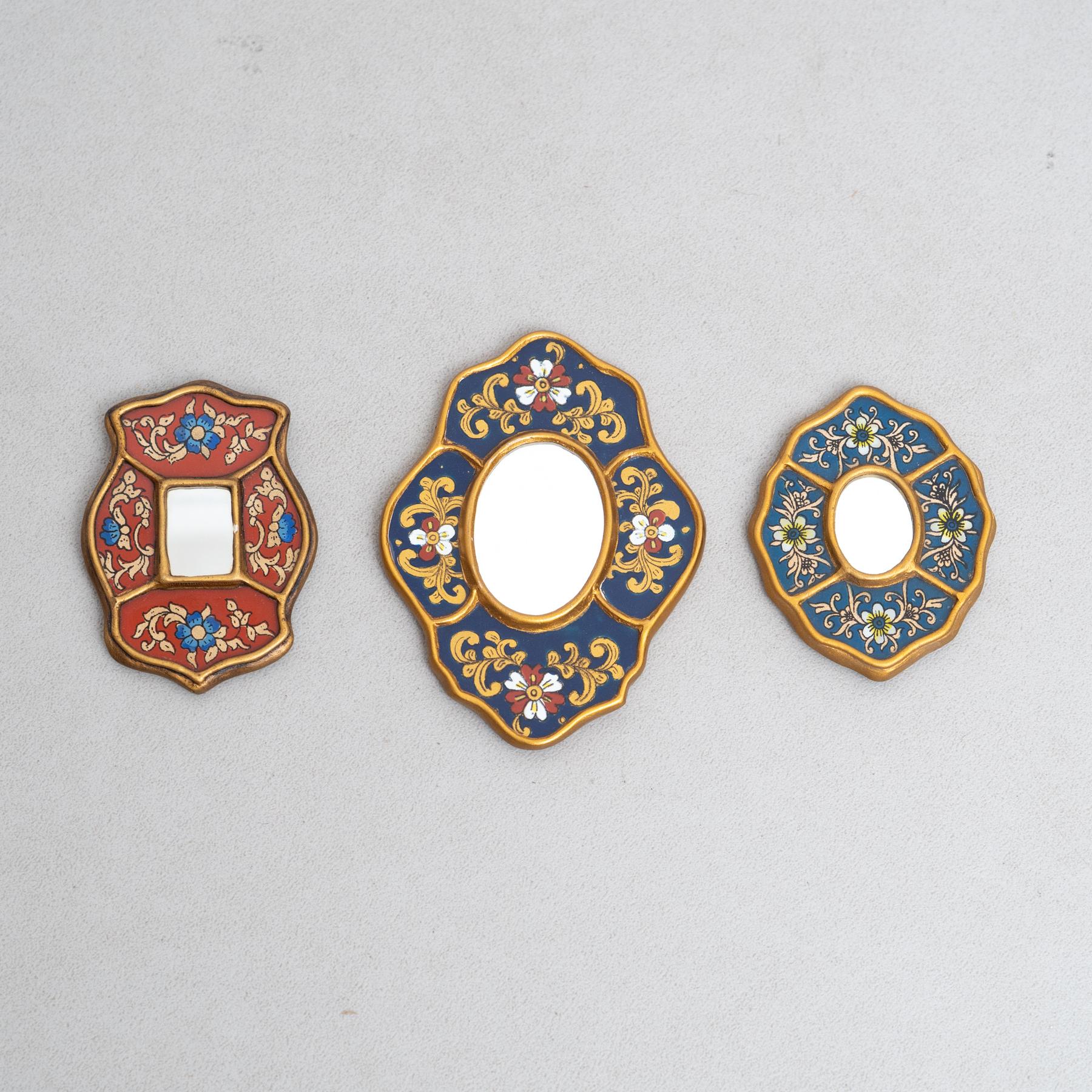 Ensemble de trois miroirs muraux en bois péruvien du milieu du siècle, peints à la main.

Plongez dans le charme captivant du design du milieu du siècle avec cette remarquable collection de cinq miroirs muraux en bois peints à la main, originaires