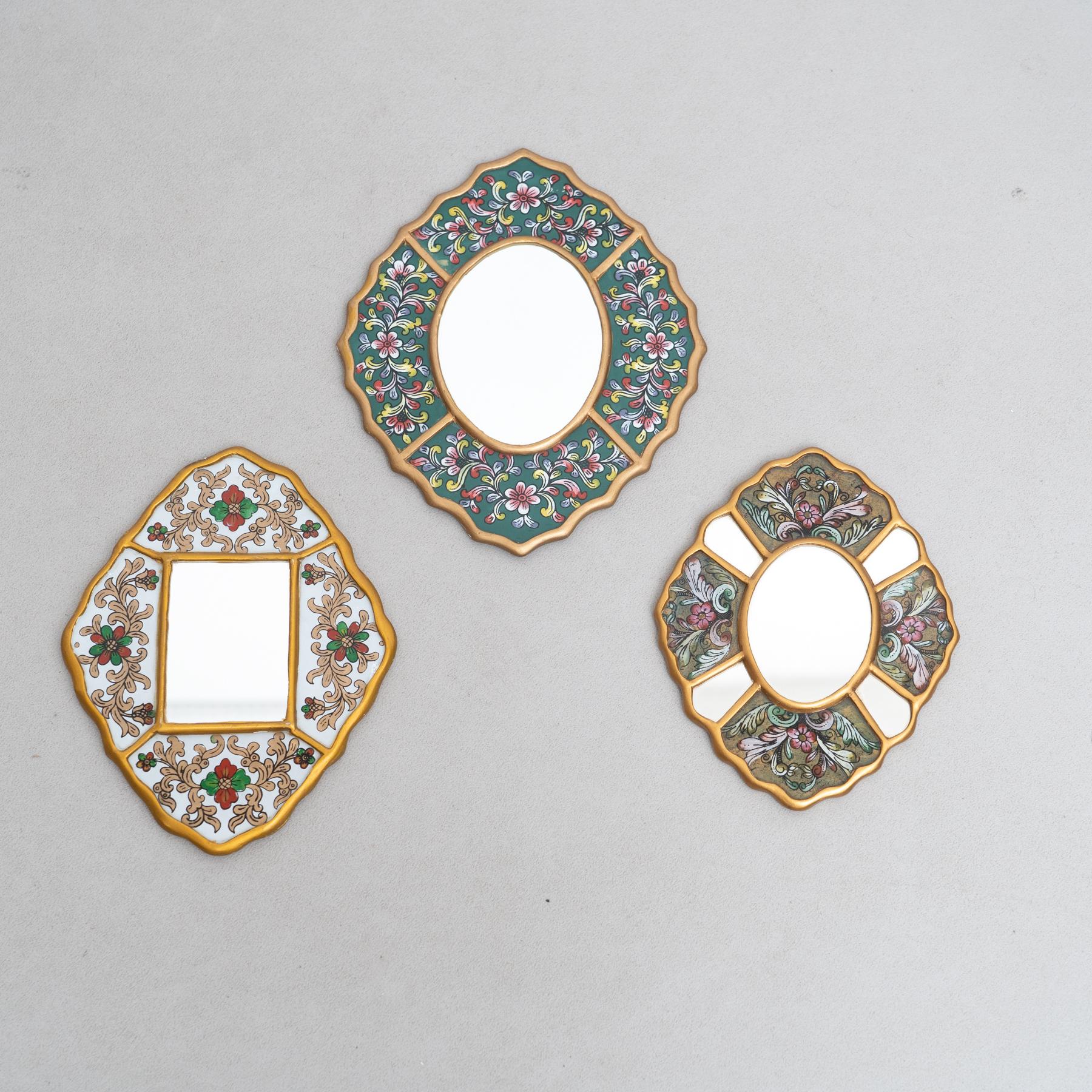 Ensemble de trois miroirs muraux en bois péruvien du milieu du siècle, peints à la main.

Plongez dans le charme captivant du design du milieu du siècle avec cette remarquable collection de cinq miroirs muraux en bois peints à la main, originaires