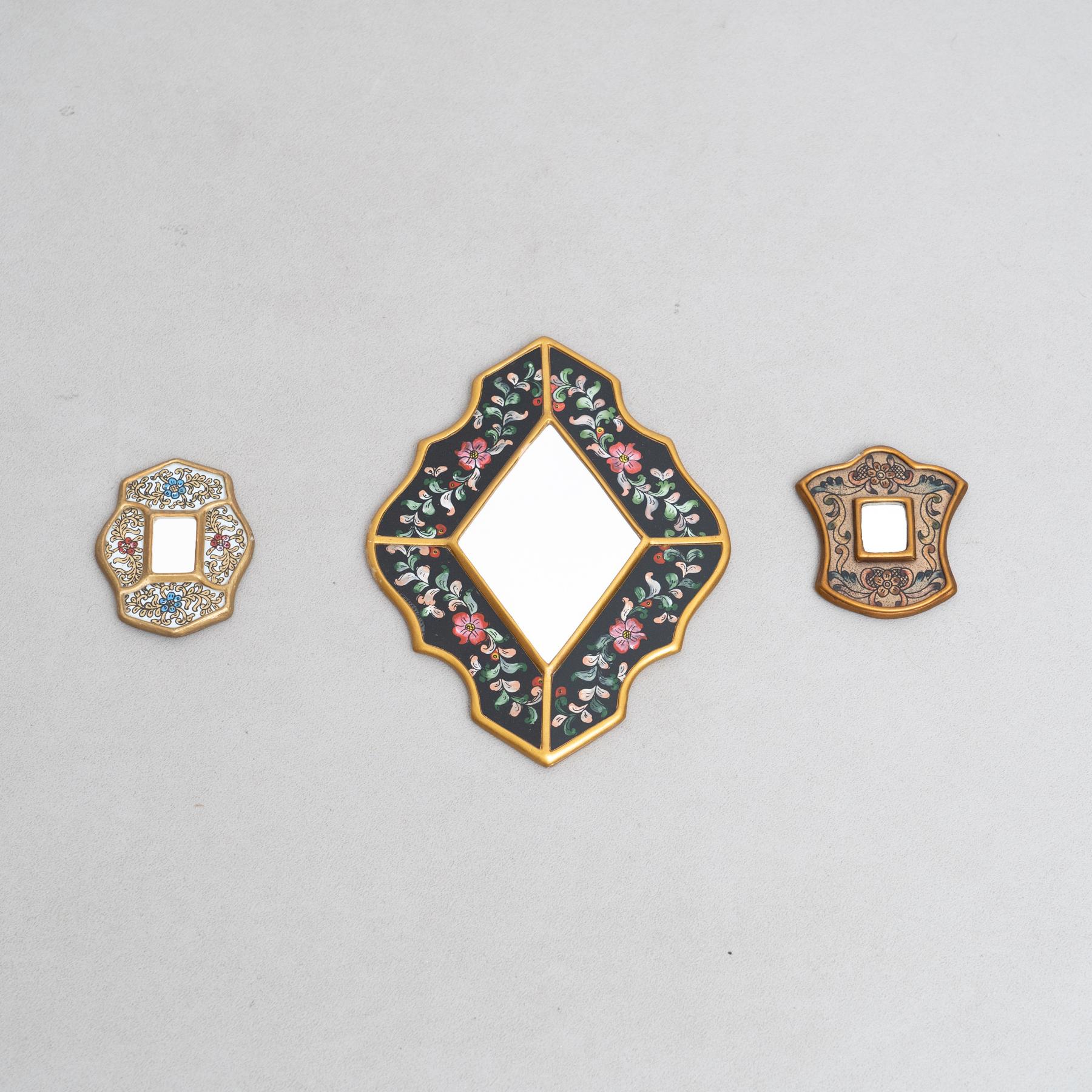 Ensemble de trois miroirs muraux en bois péruvien du milieu du siècle, peints à la main.

Plongez dans le charme captivant du design du milieu du siècle avec cette remarquable collection de cinq miroirs muraux en bois peints à la main, originaires