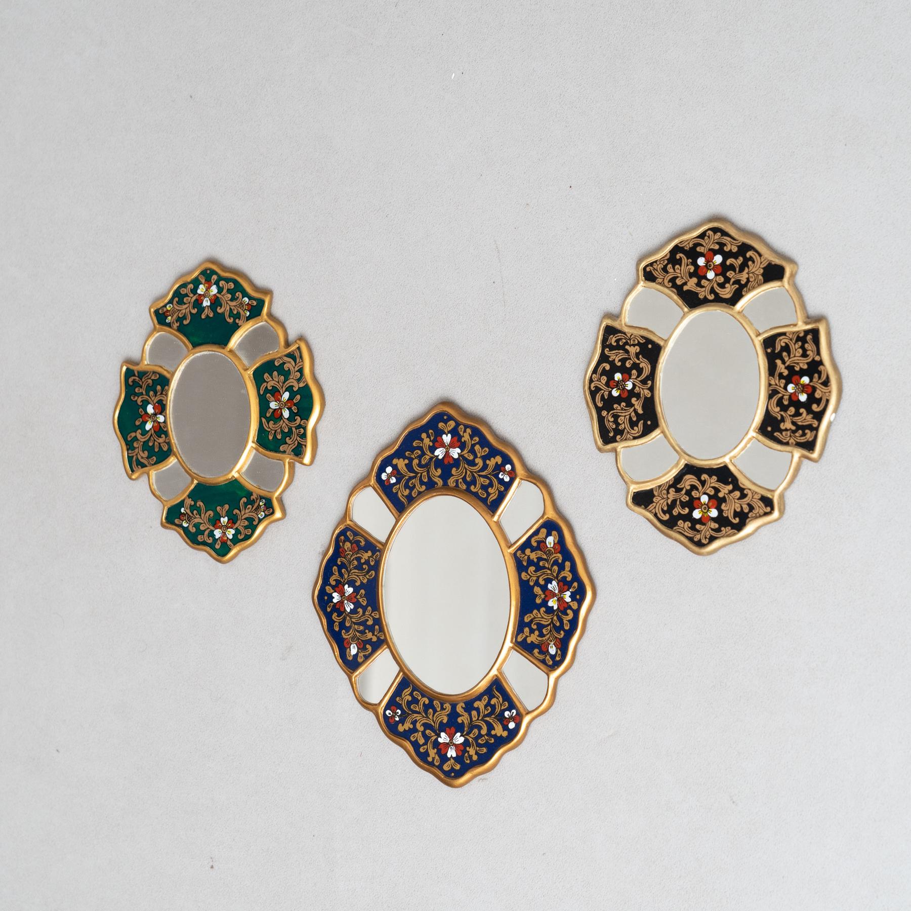 Mid-Century Modern Ensemble de trois miroirs muraux péruviens vintage du milieu du siècle en bois peints à la main en vente