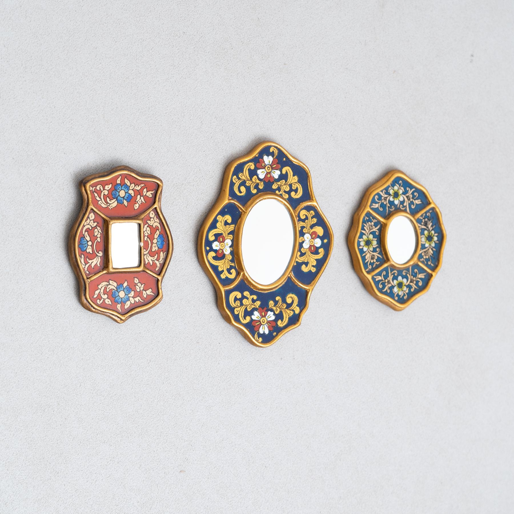 Mid-Century Modern Ensemble de trois miroirs muraux péruviens vintage du milieu du siècle en bois peints à la main en vente