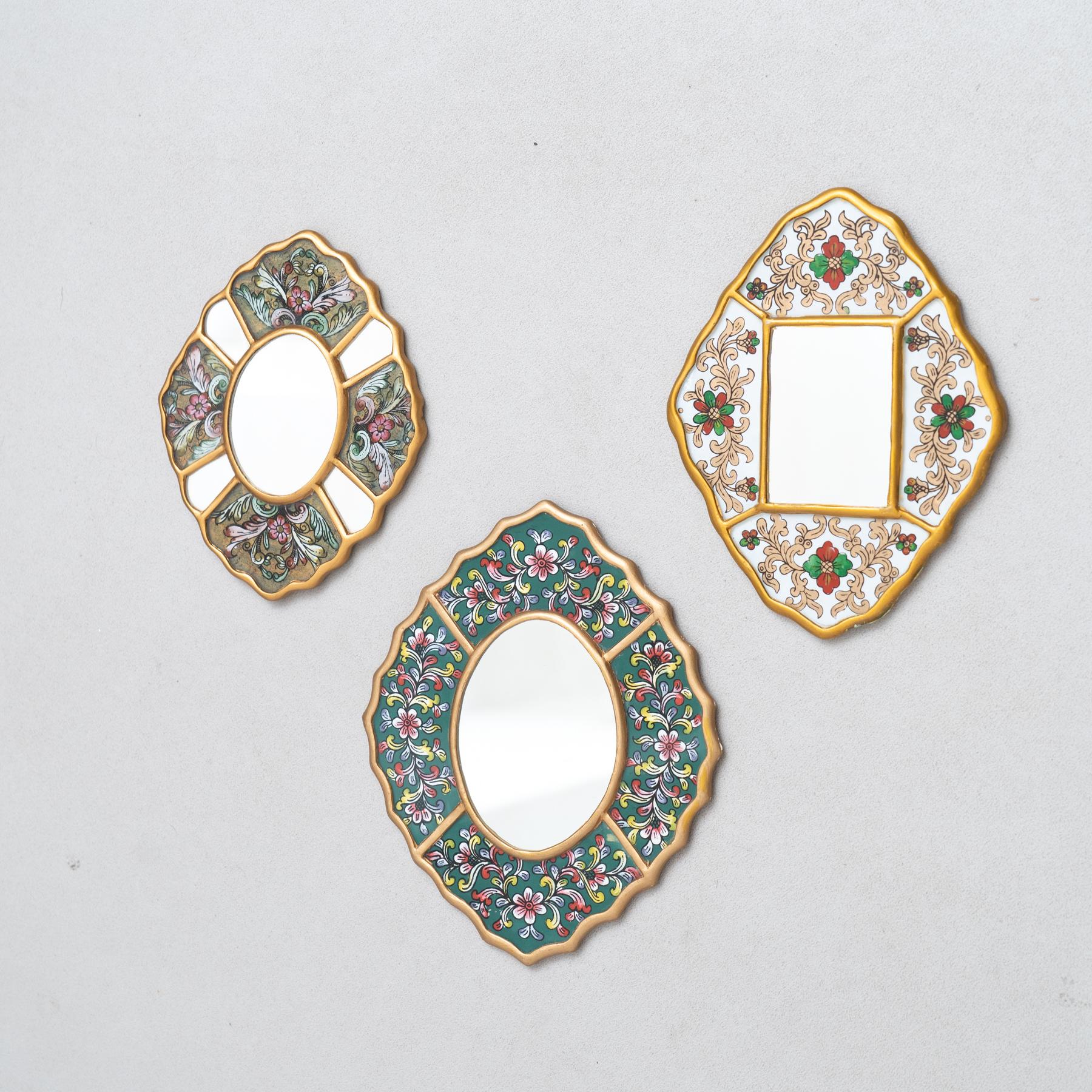 Mid-Century Modern Ensemble de trois miroirs muraux péruviens vintage du milieu du siècle en bois peints à la main en vente