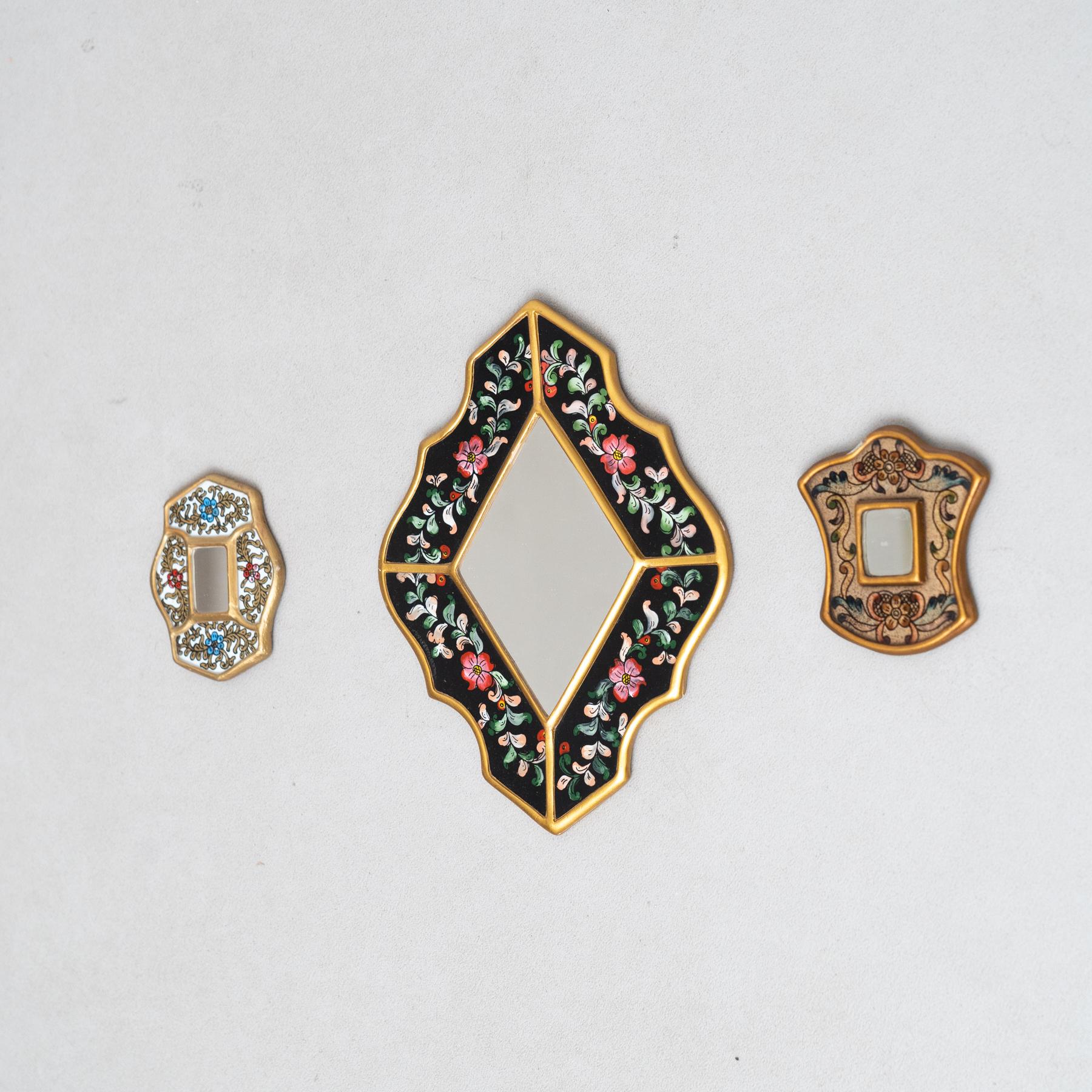 Mid-Century Modern Ensemble de trois miroirs muraux péruviens vintage du milieu du siècle en bois peints à la main en vente