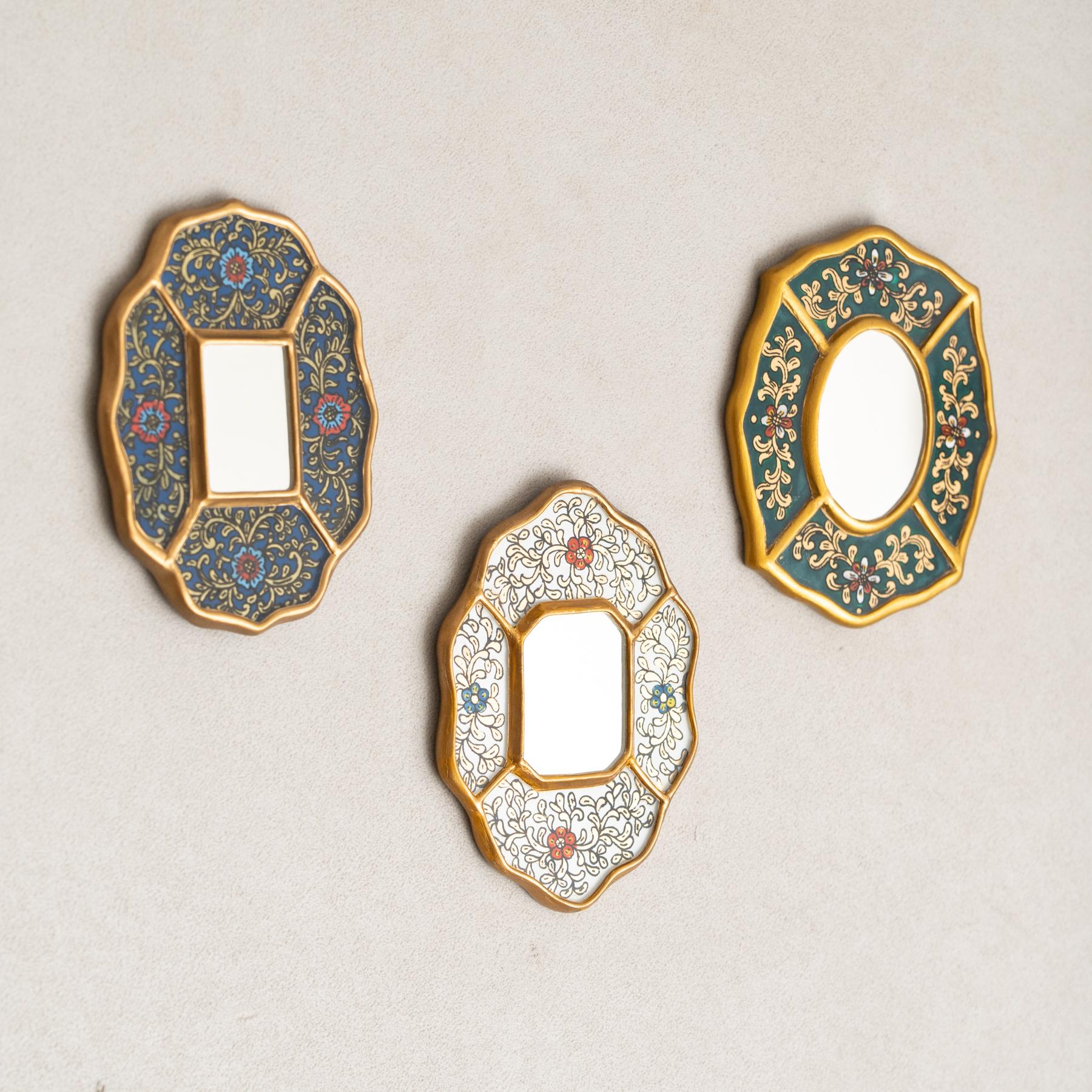 Set of Three Vintage Peruvian Mid-Century Hand-Painted Wooden Wall Mirrors In Good Condition For Sale In Barcelona, ES