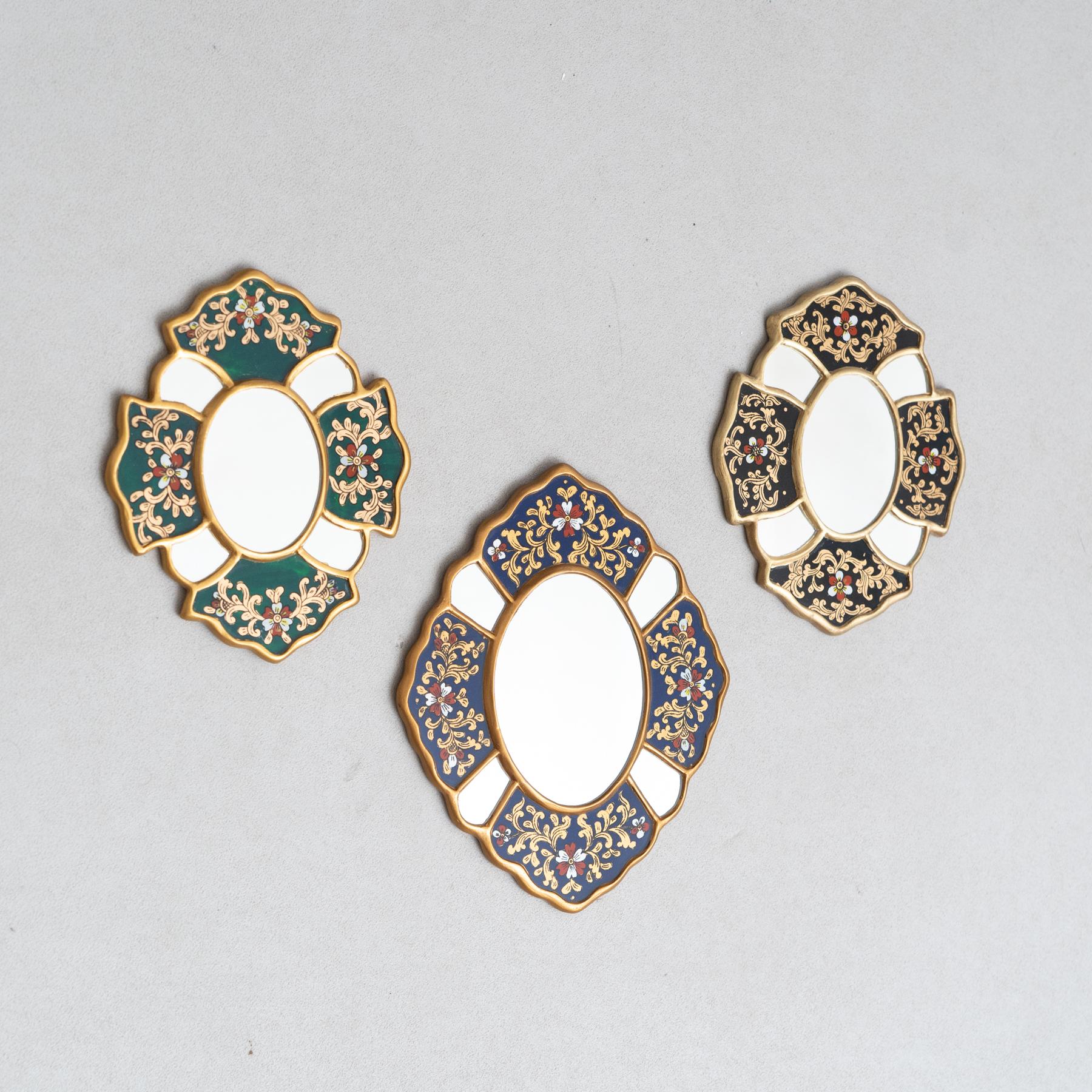 Set of Three Vintage Peruvian Mid-Century Hand-Painted Wooden Wall Mirrors In Good Condition For Sale In Barcelona, ES