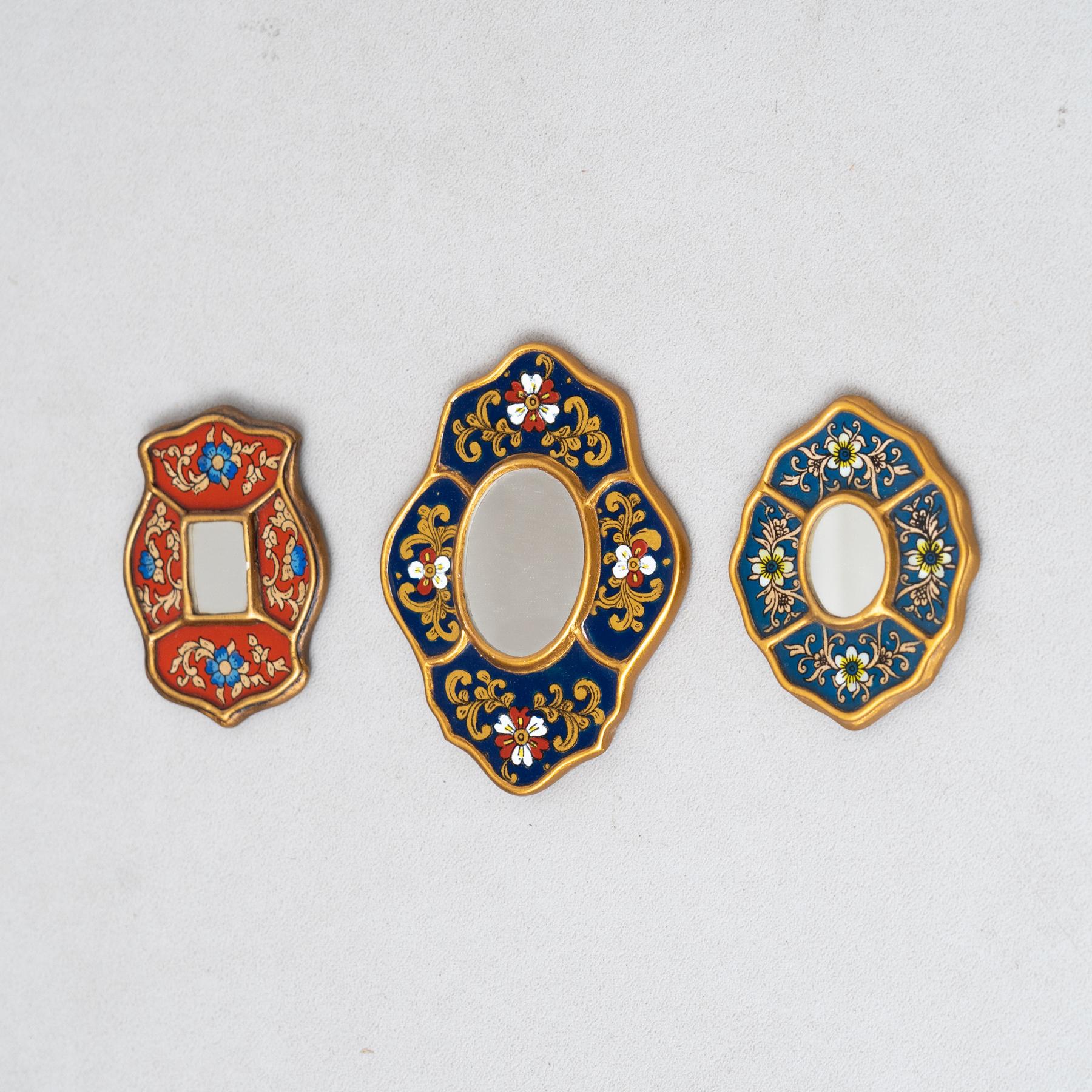 Péruvien Ensemble de trois miroirs muraux péruviens vintage du milieu du siècle en bois peints à la main en vente