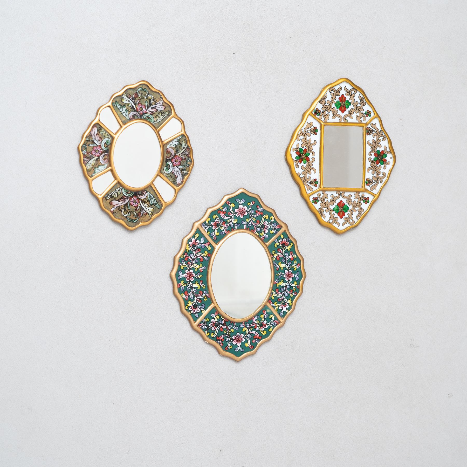 Péruvien Ensemble de trois miroirs muraux péruviens vintage du milieu du siècle en bois peints à la main en vente