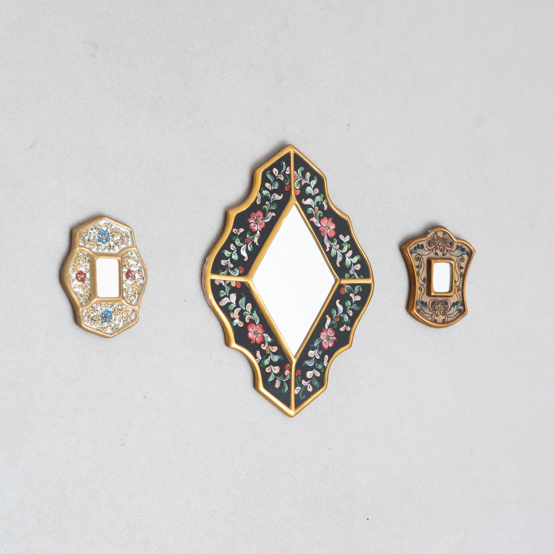 Péruvien Ensemble de trois miroirs muraux péruviens vintage du milieu du siècle en bois peints à la main en vente