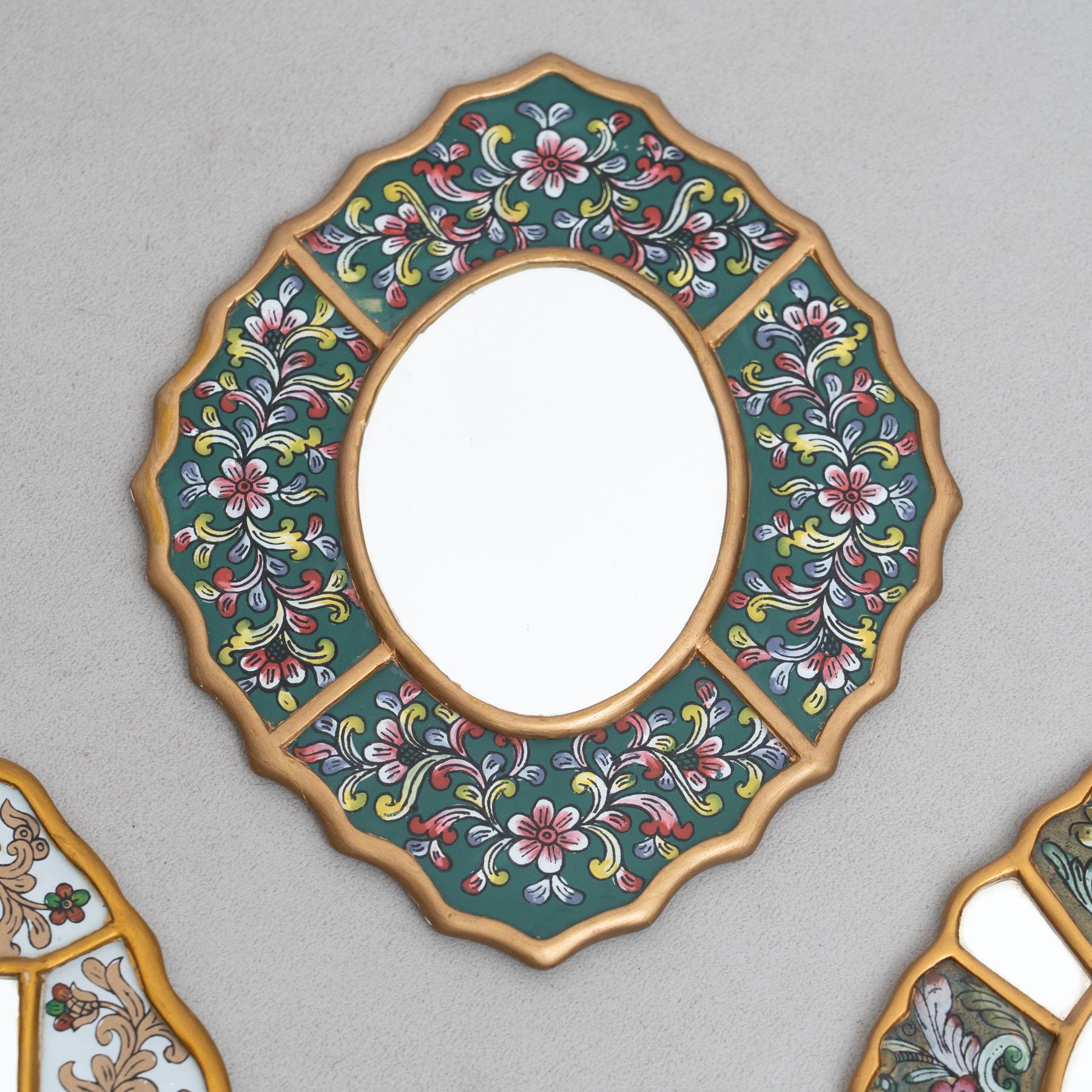 Milieu du XXe siècle Ensemble de trois miroirs muraux péruviens vintage du milieu du siècle en bois peints à la main en vente