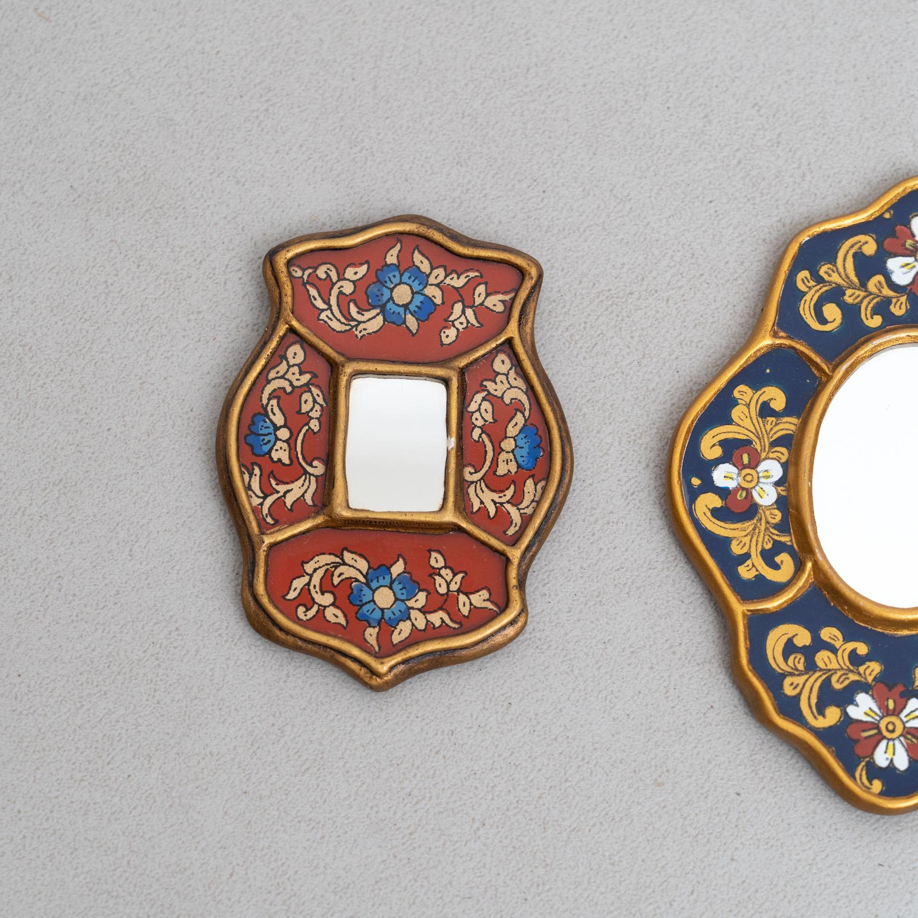 Bois Ensemble de trois miroirs muraux péruviens vintage du milieu du siècle en bois peints à la main en vente
