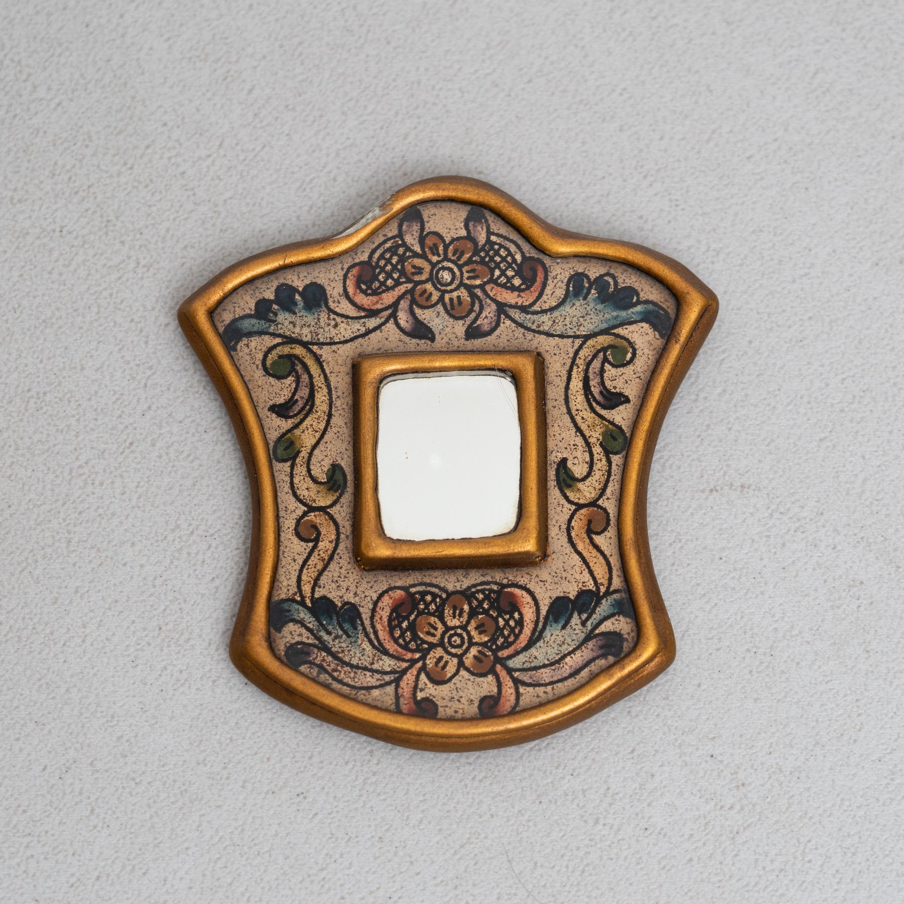 Bois Ensemble de trois miroirs muraux péruviens vintage du milieu du siècle en bois peints à la main en vente